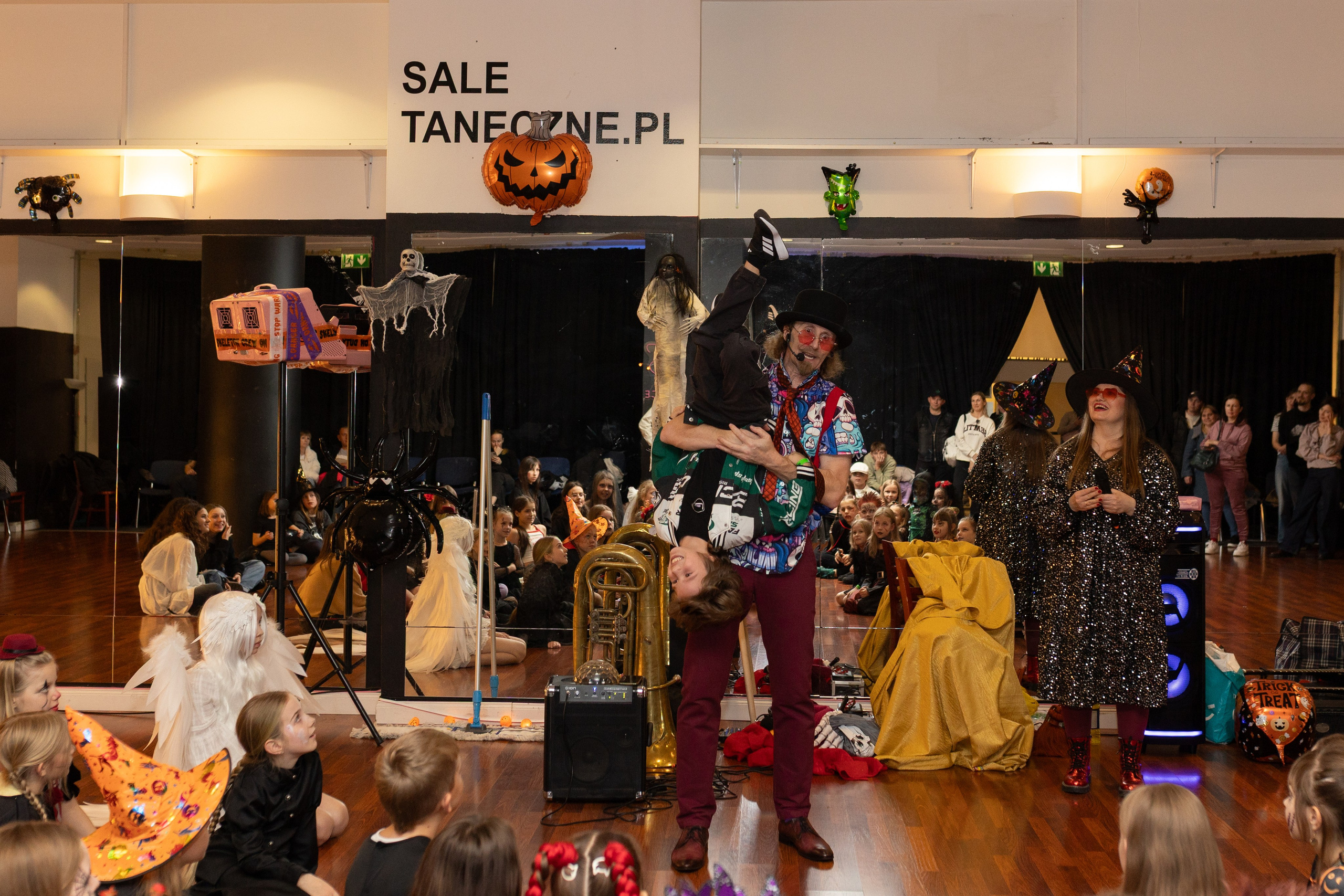 Leo dance studio Helloween 2025. Семейный и детский фотограф в Варшаве Мила Бобровская