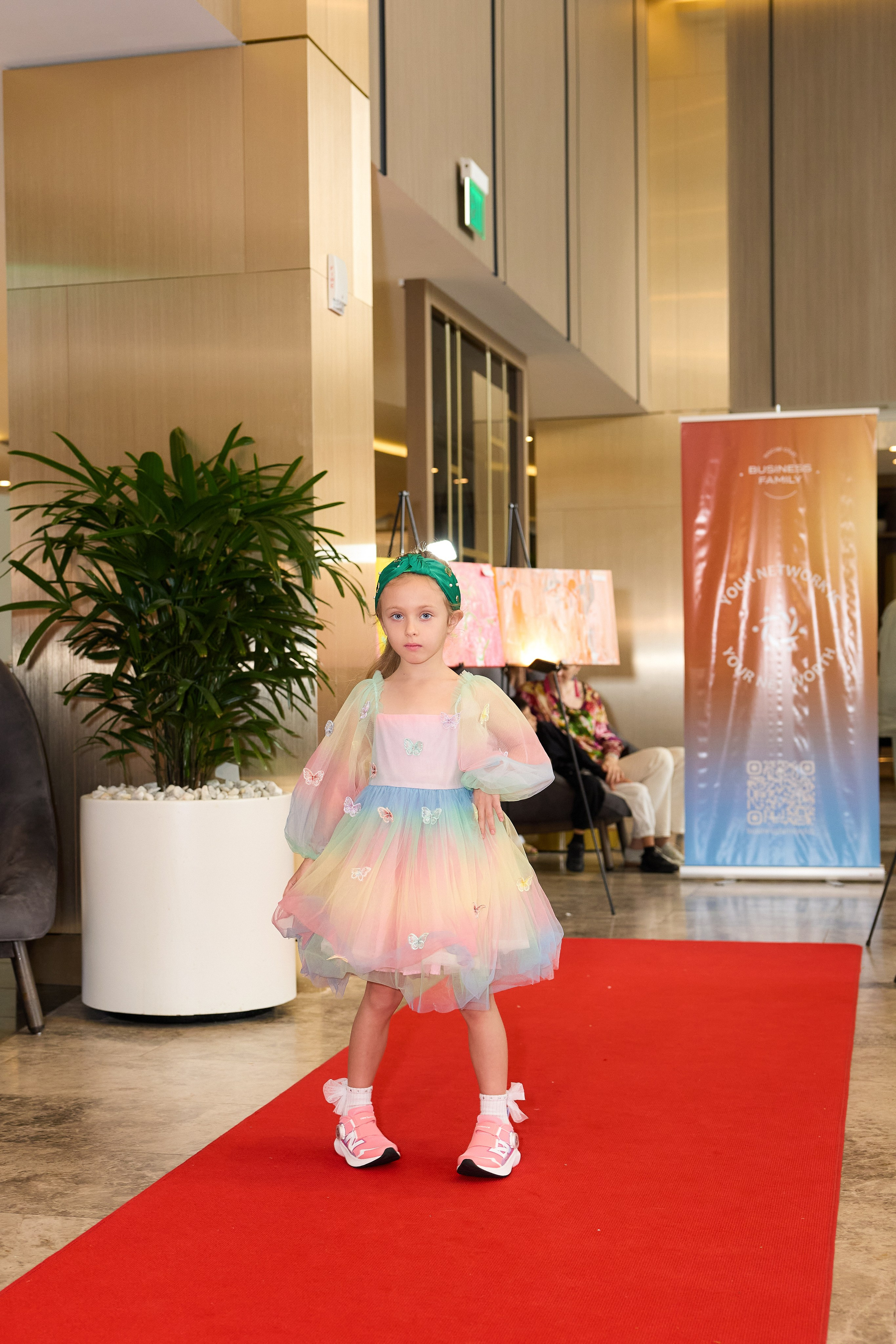 Авторская благотворительная художественная выставка Дианы Бортник. Фотограф Юлия Маковеева