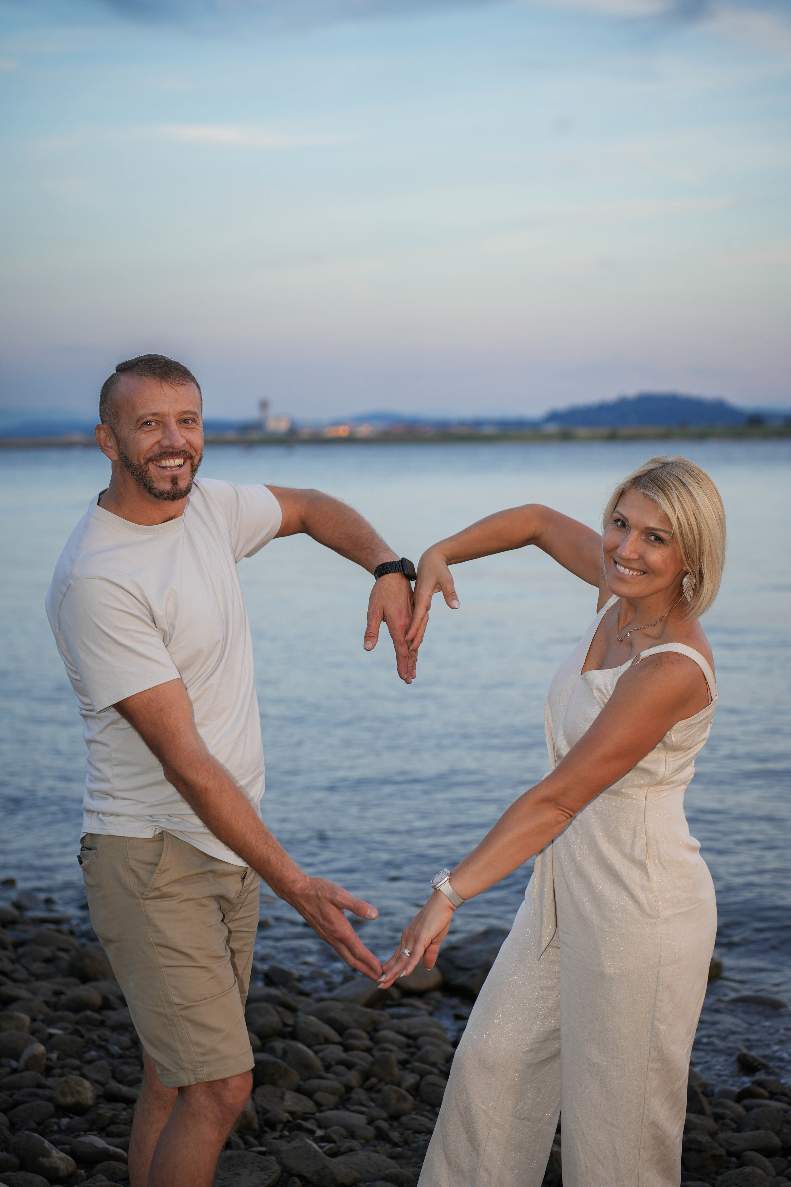 Capturing Love’s Embrace: A Sunset Affair by the Columbia River. Michael Pixel Photography | You’re a Star