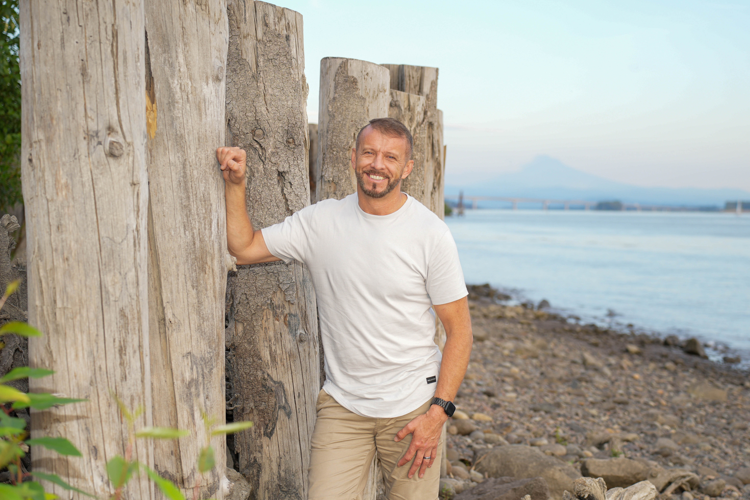 Capturing Love’s Embrace: A Sunset Affair by the Columbia River. Michael Pixel Photography | You’re a Star