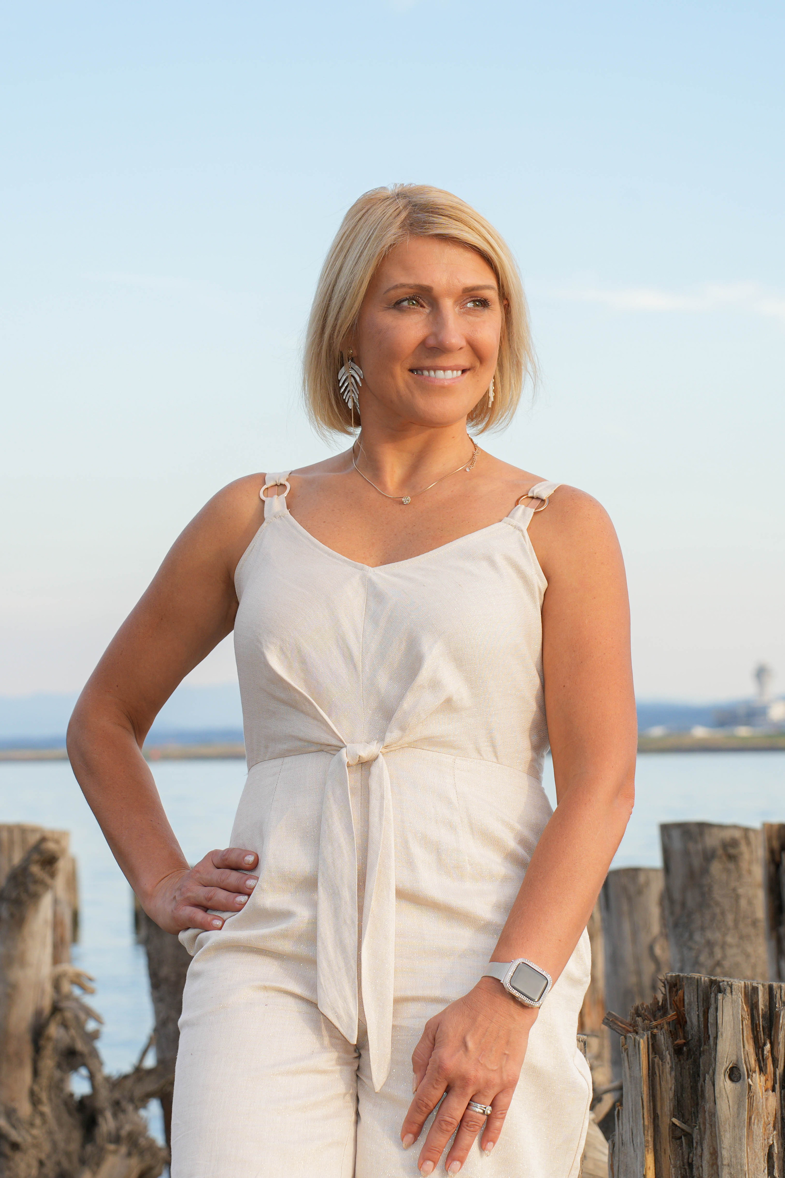 Capturing Love’s Embrace: A Sunset Affair by the Columbia River. Michael Pixel Photography | You’re a Star