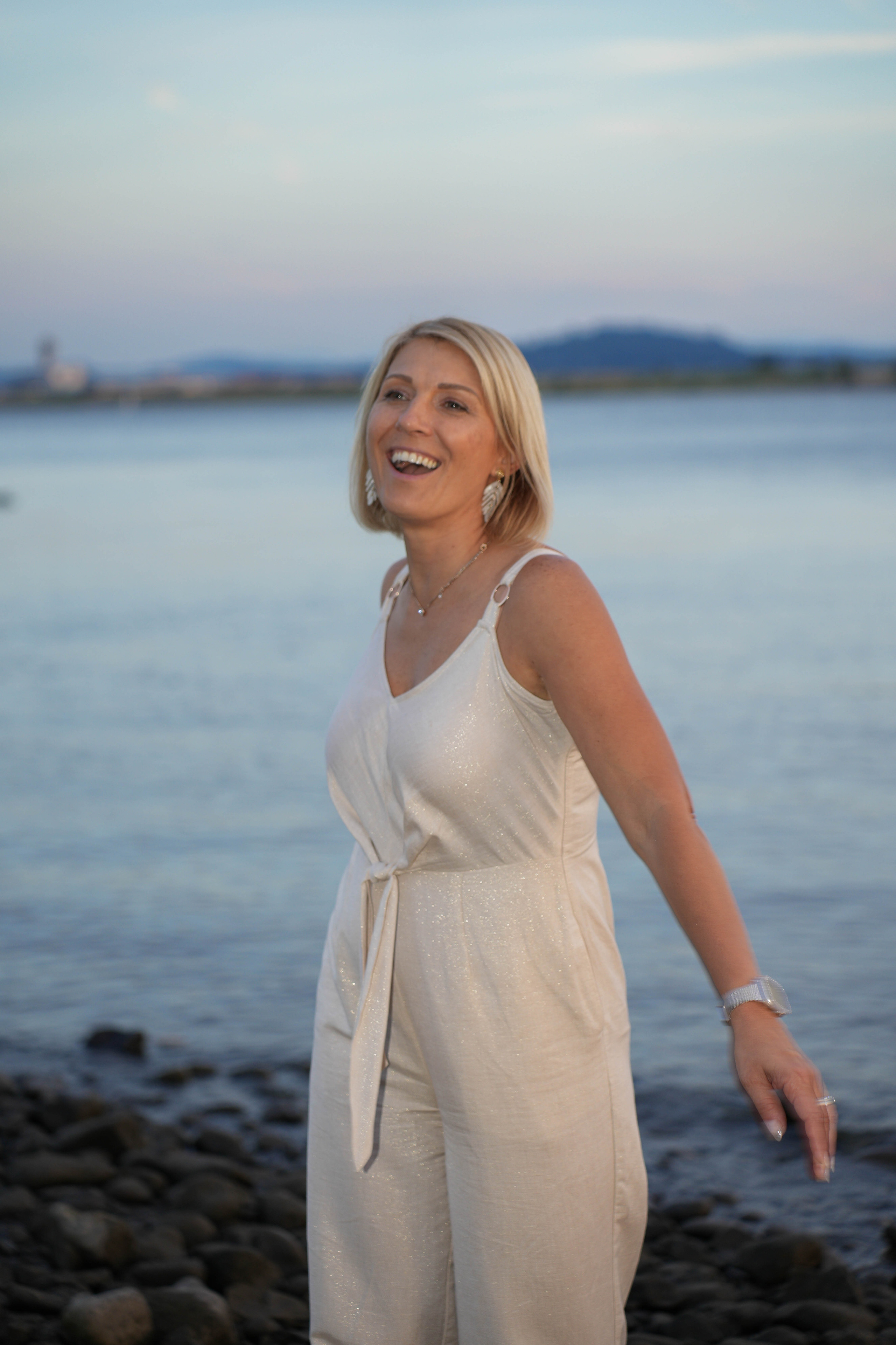 Capturing Love’s Embrace: A Sunset Affair by the Columbia River. Michael Pixel Photography | You’re a Star