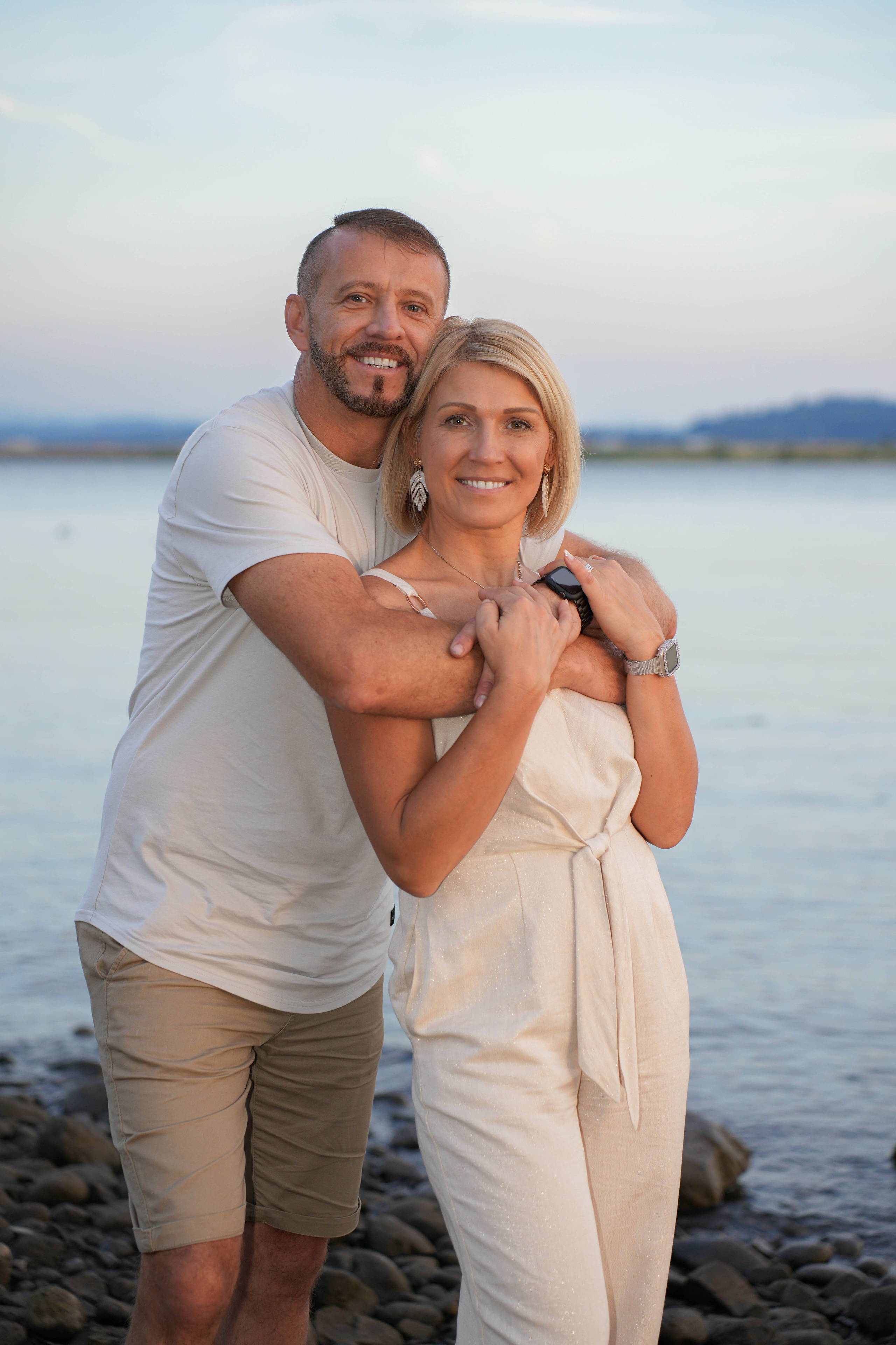 Capturing Love’s Embrace: A Sunset Affair by the Columbia River. Michael Pixel Photography | You’re a Star