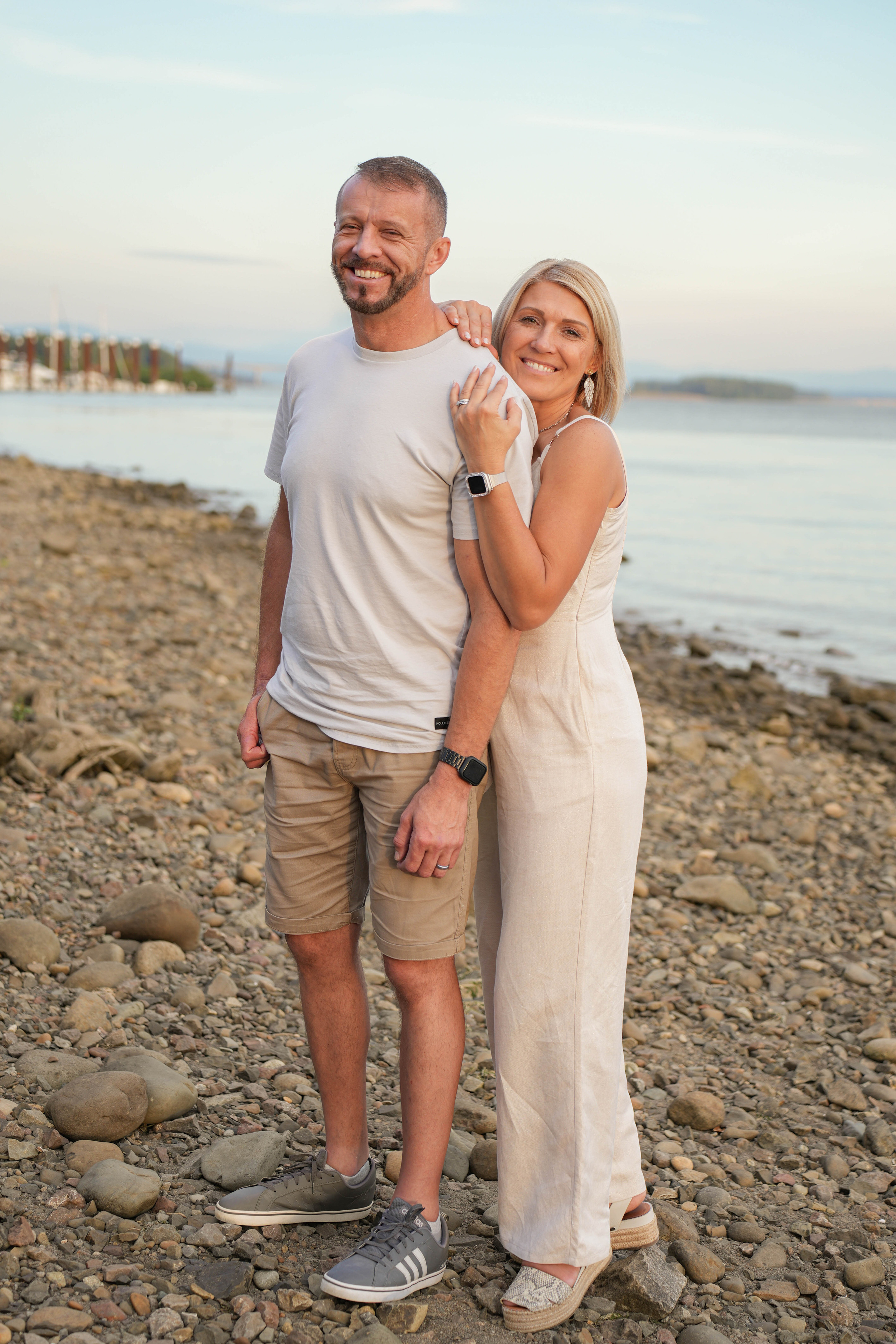 Capturing Love’s Embrace: A Sunset Affair by the Columbia River. Michael Pixel Photography | You’re a Star