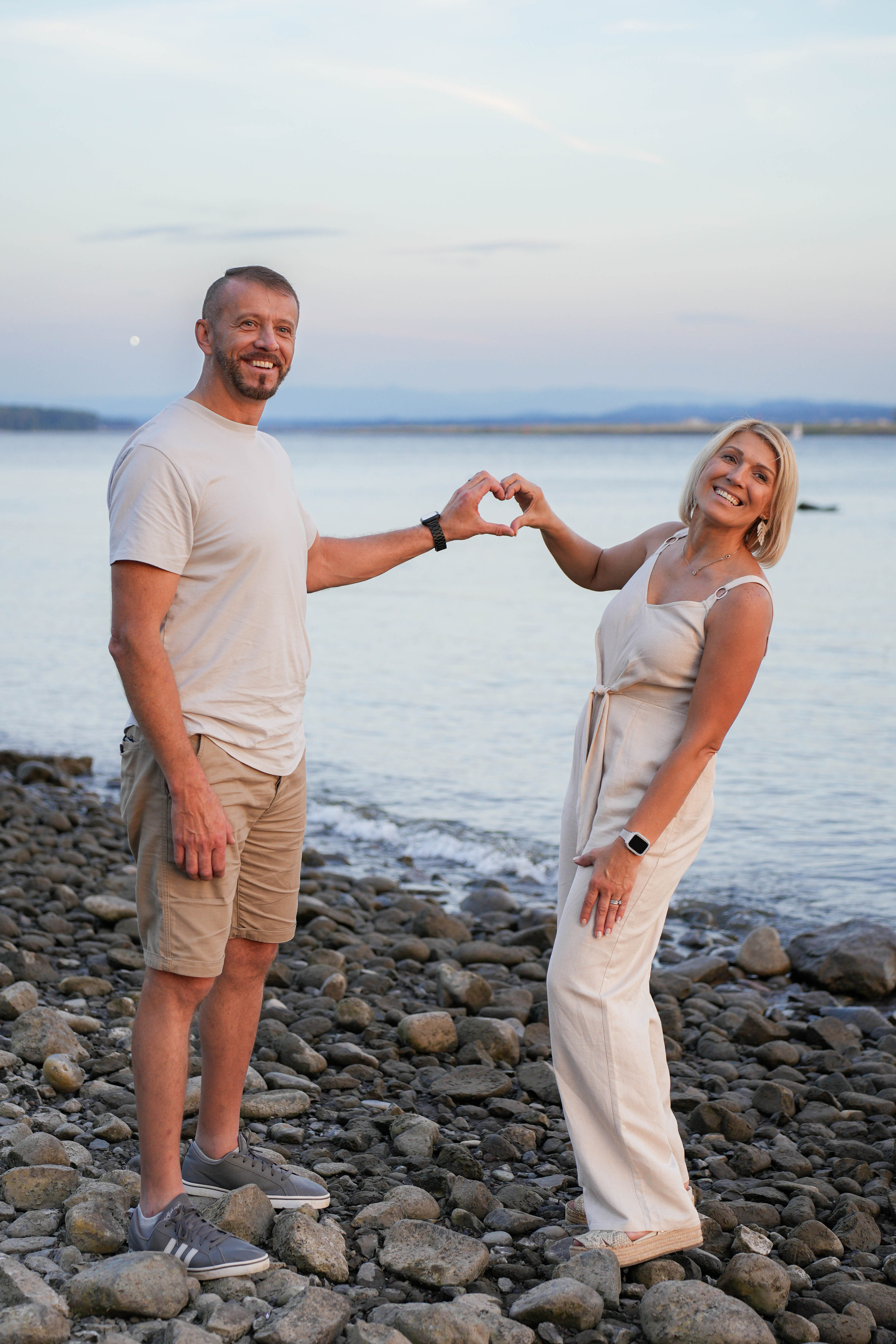 Capturing Love’s Embrace: A Sunset Affair by the Columbia River. Michael Pixel Photography | You’re a Star