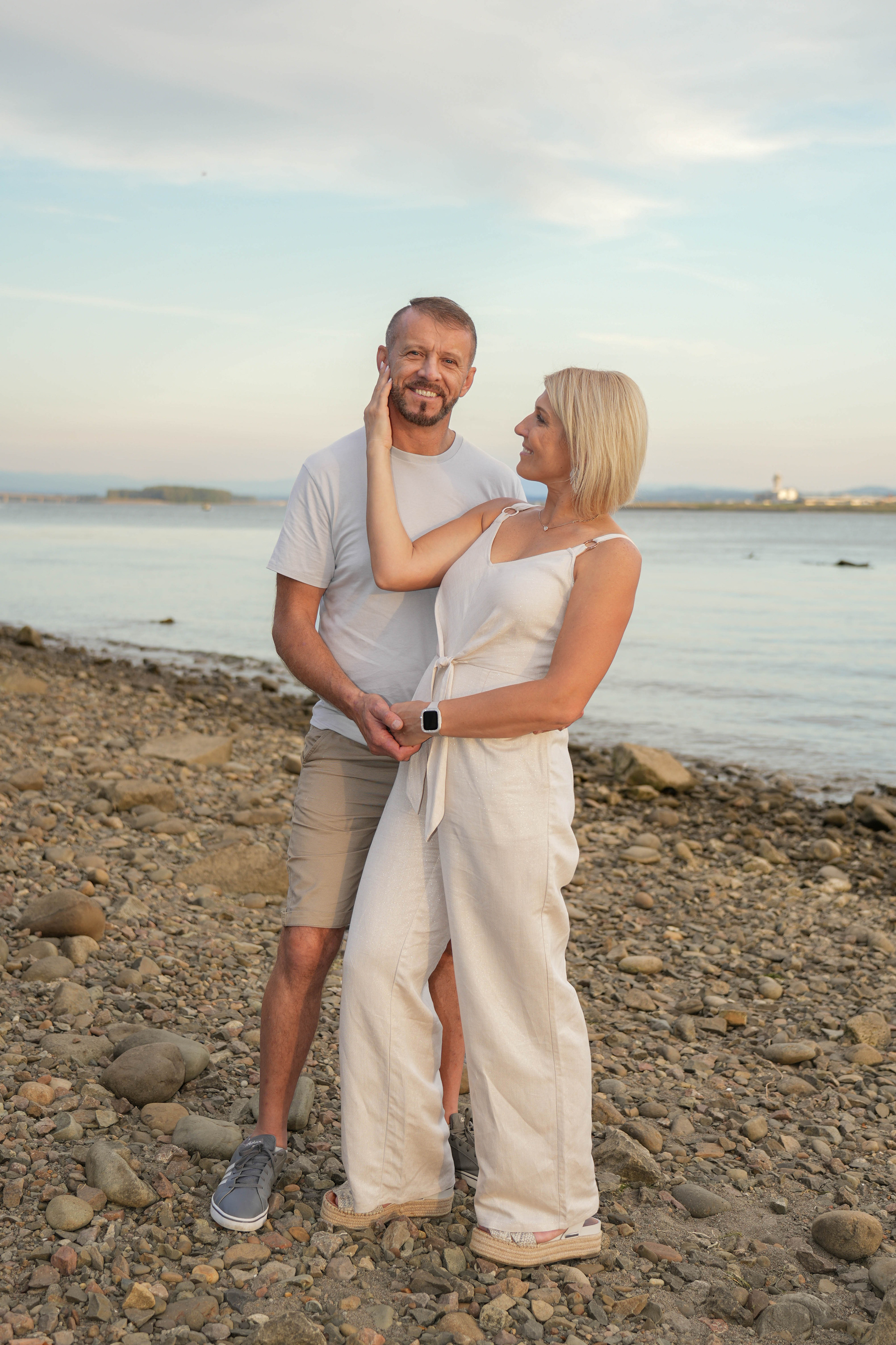 Capturing Love’s Embrace: A Sunset Affair by the Columbia River. Michael Pixel Photography | You’re a Star