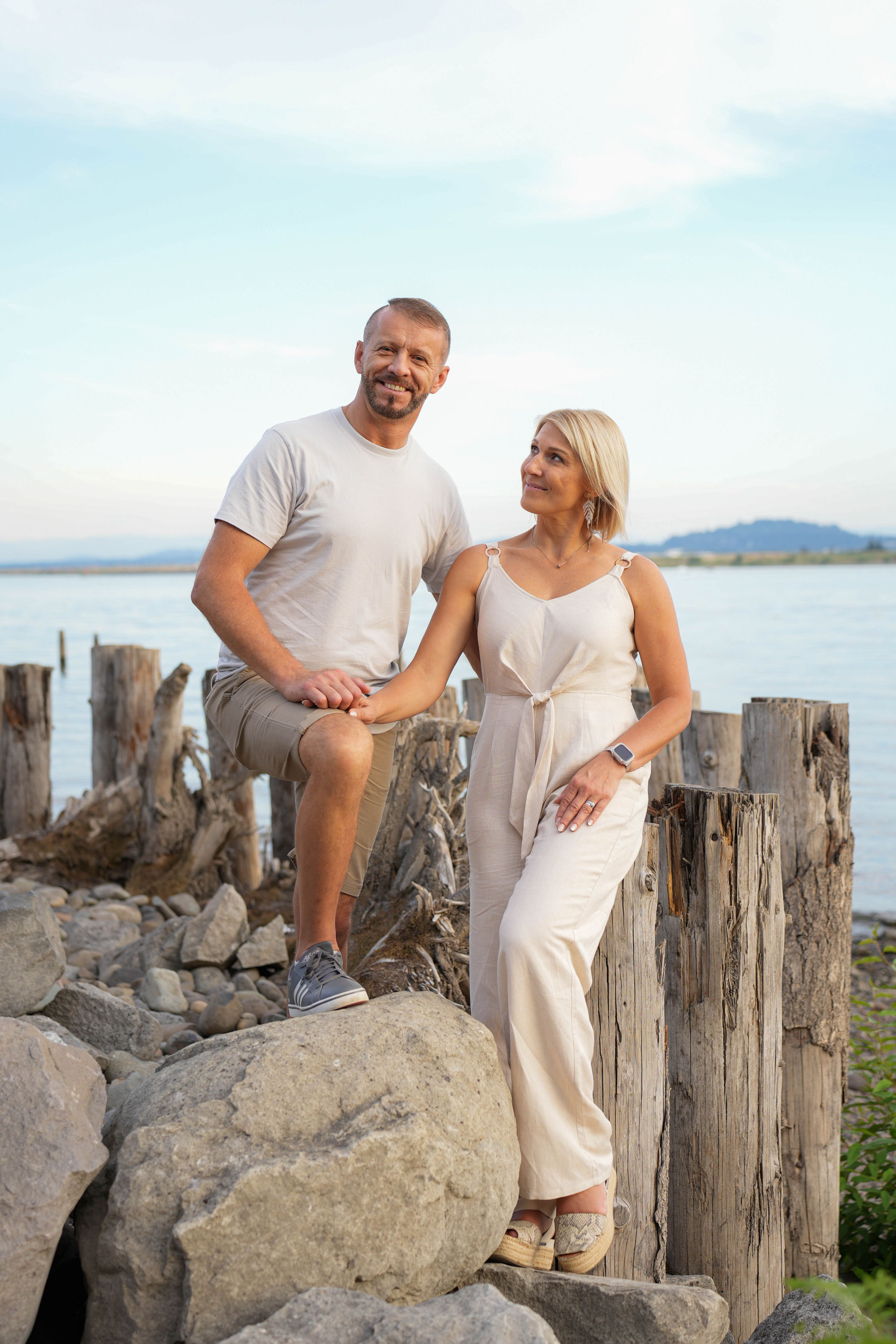 Capturing Love’s Embrace: A Sunset Affair by the Columbia River. Michael Pixel Photography | You’re a Star