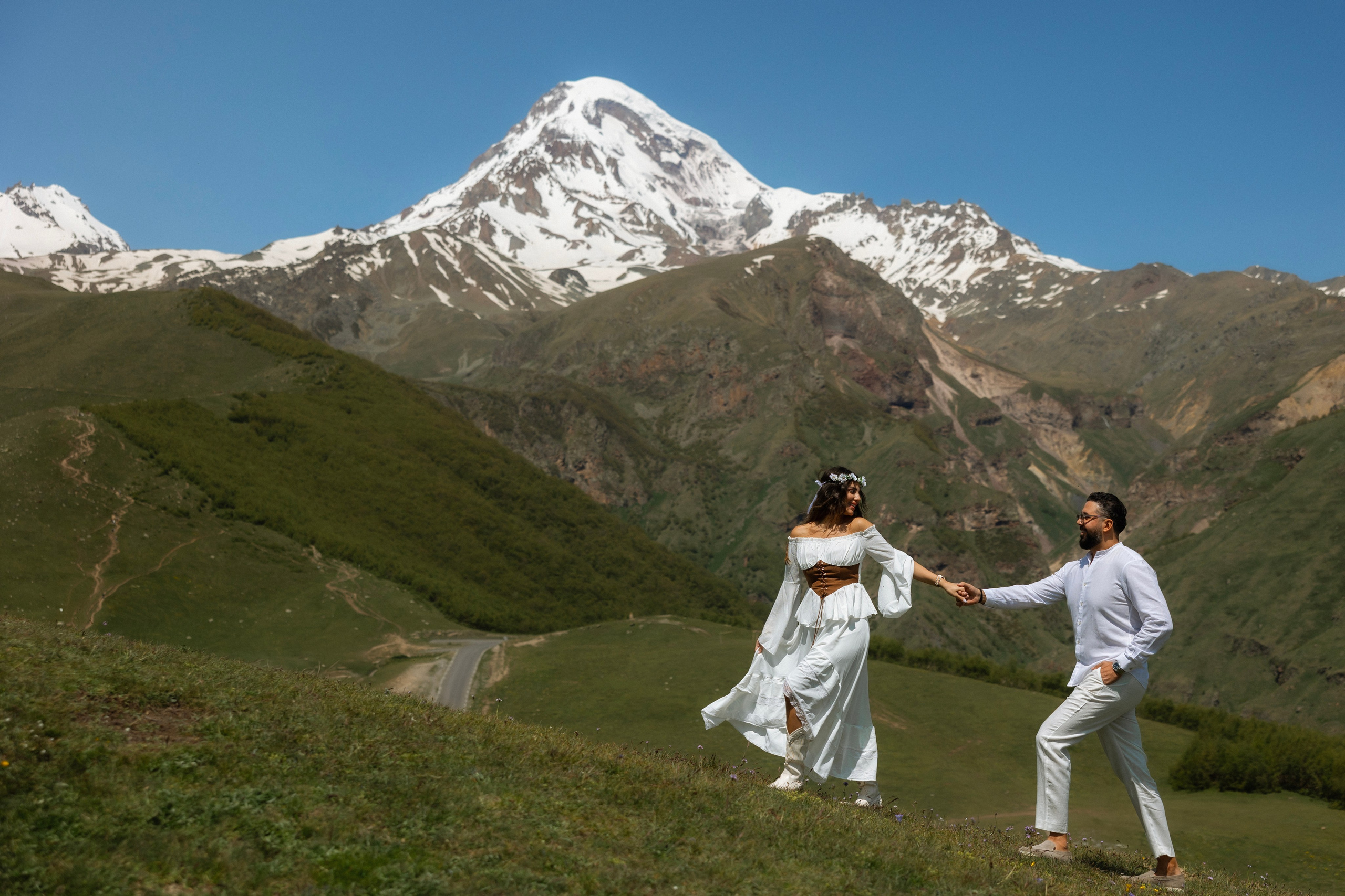 Love story in Kazbegi. Wedding photographer in Tbilisi Ioseb Mamniashvili