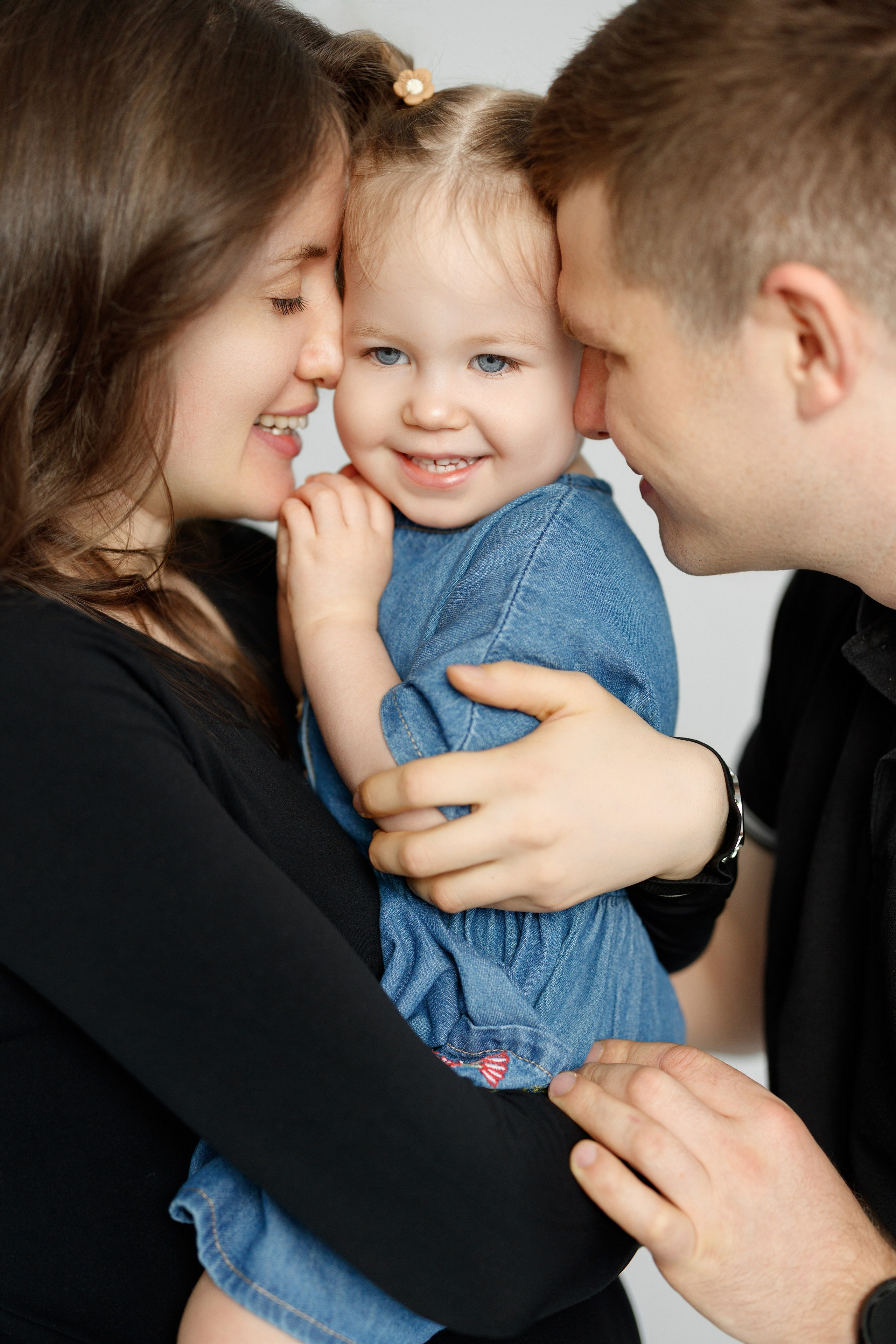 Ședință Foto de Familie — Stil Minimalist pe Fundal Alb. Scarlat Photography