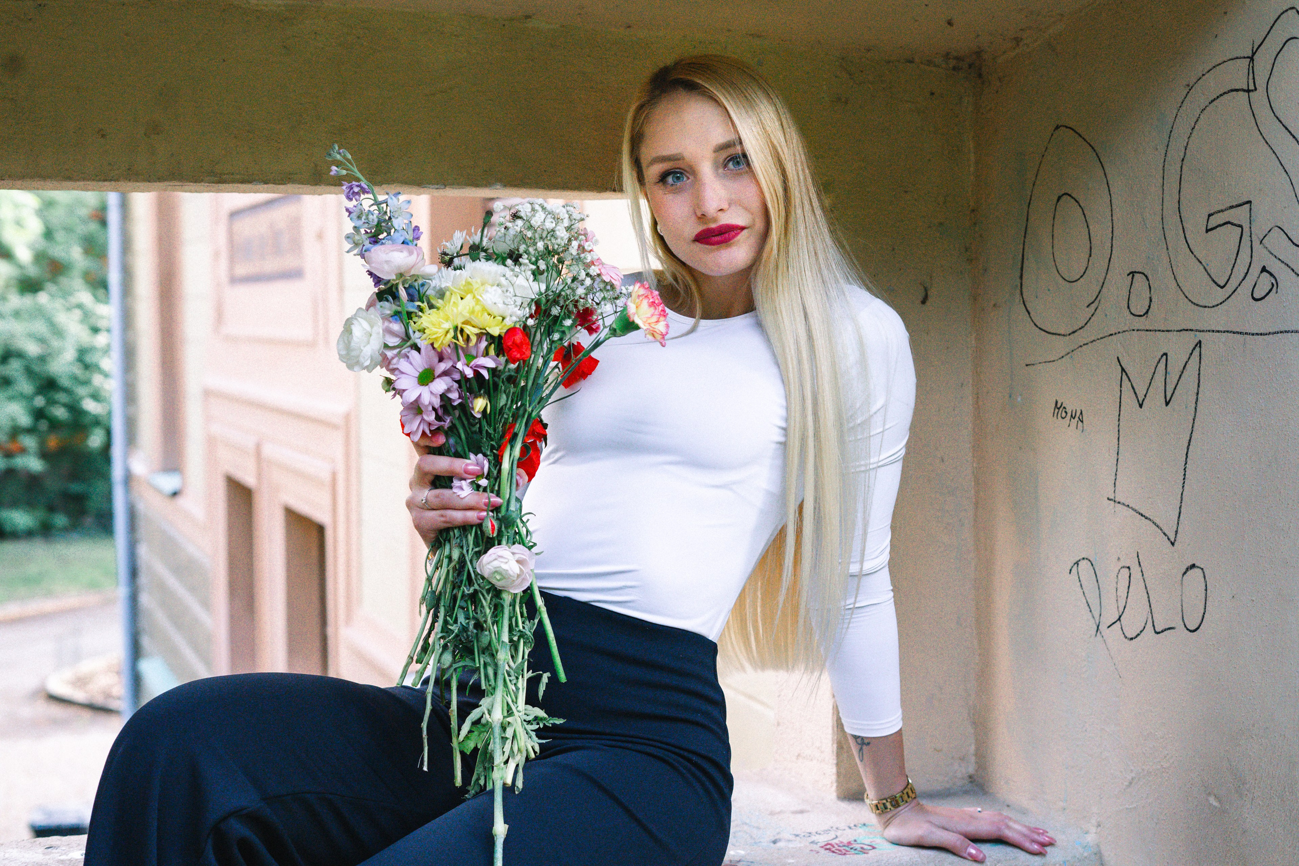 Focení mezi květy. Jana Holubová | Svatební, párová a rodinná fotografka v Praze