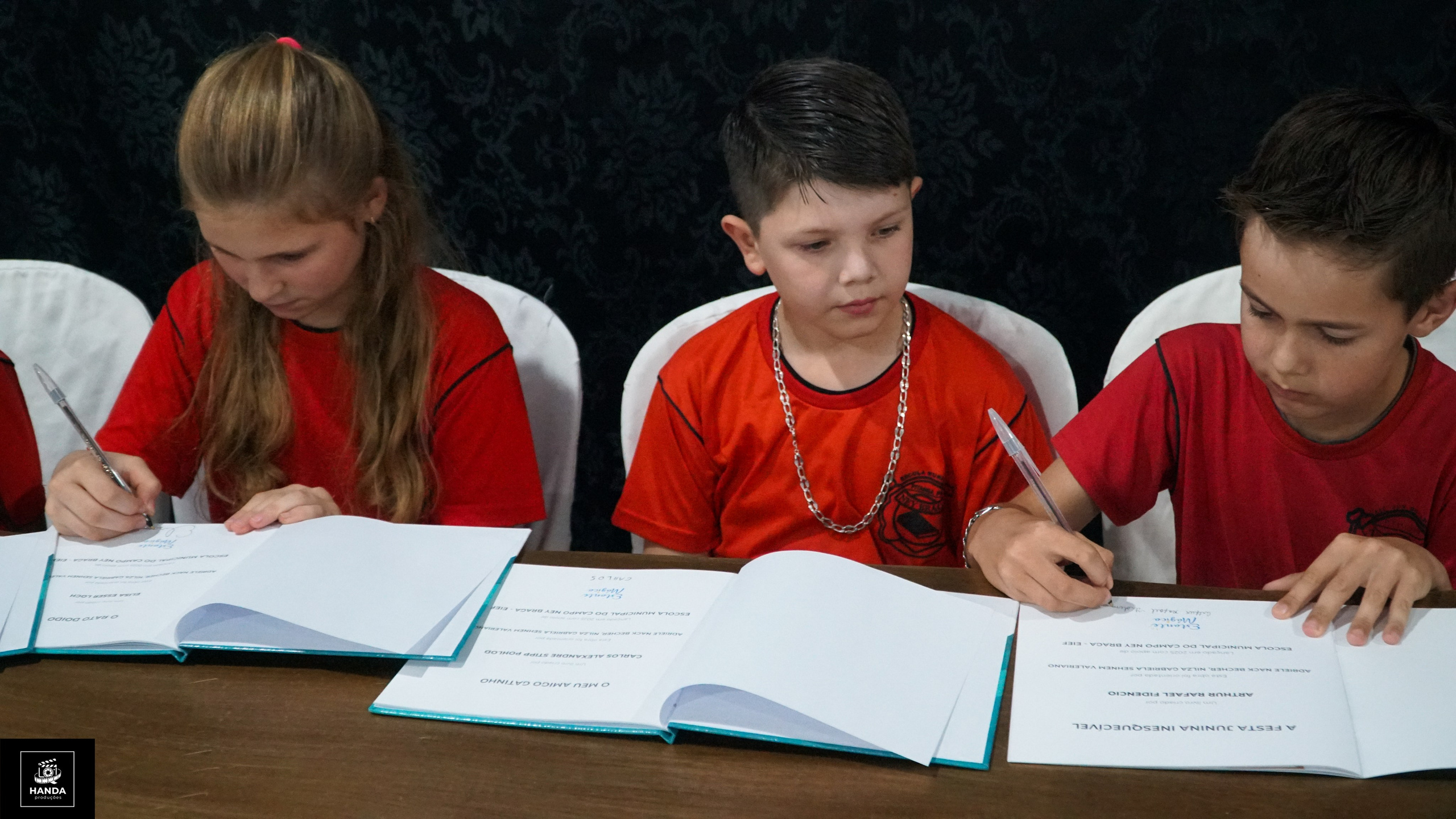 Noite autógrafos colégio Aurélio Buarque de Holanda. Handa Produções
