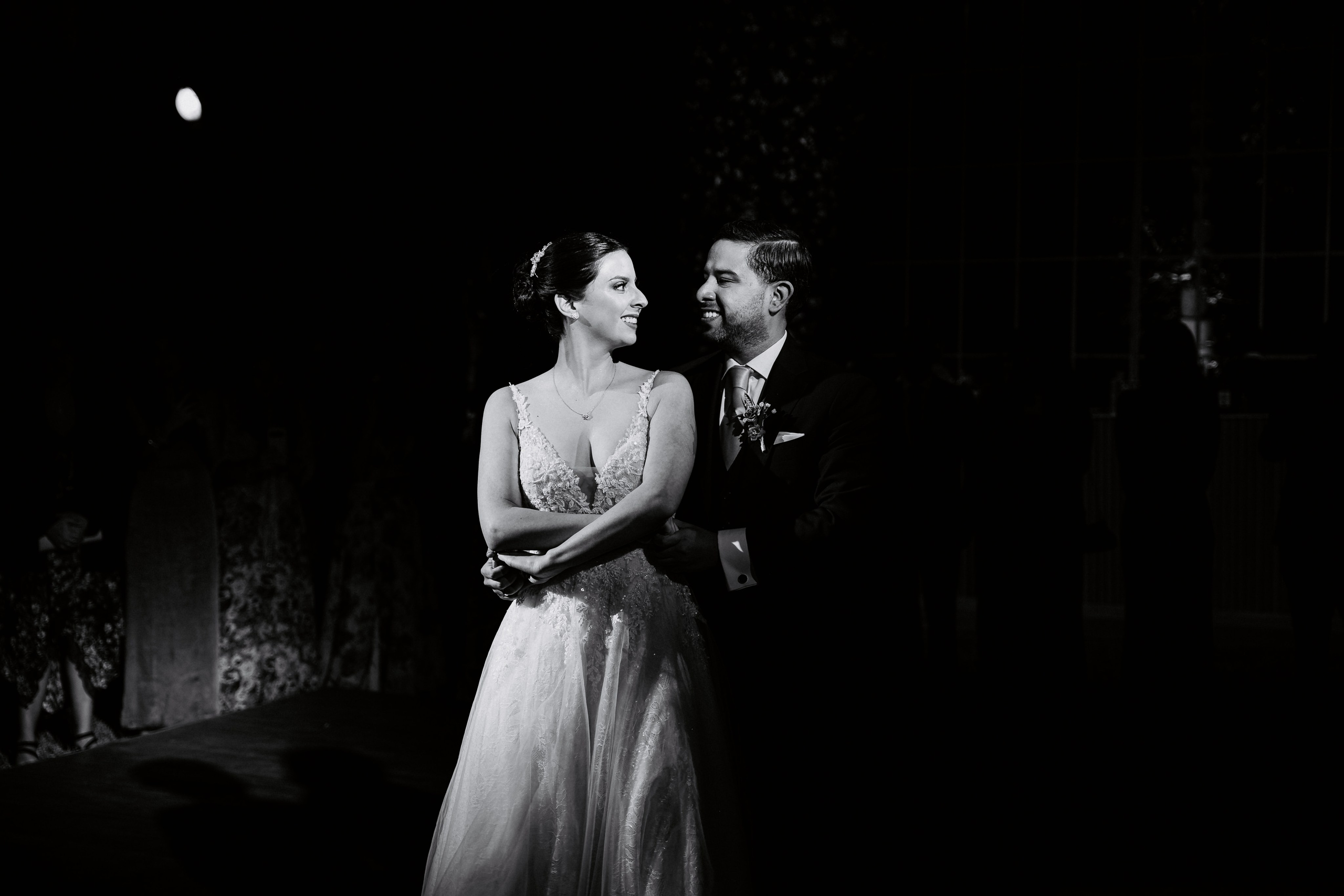 Un vistazo a la fiesta. Fotógrafo de Bodas en Lima | Ronhy Altamirano. Fotografía narrativa y cinematográfica para bodas, quinceañeras y eventos exclusivos