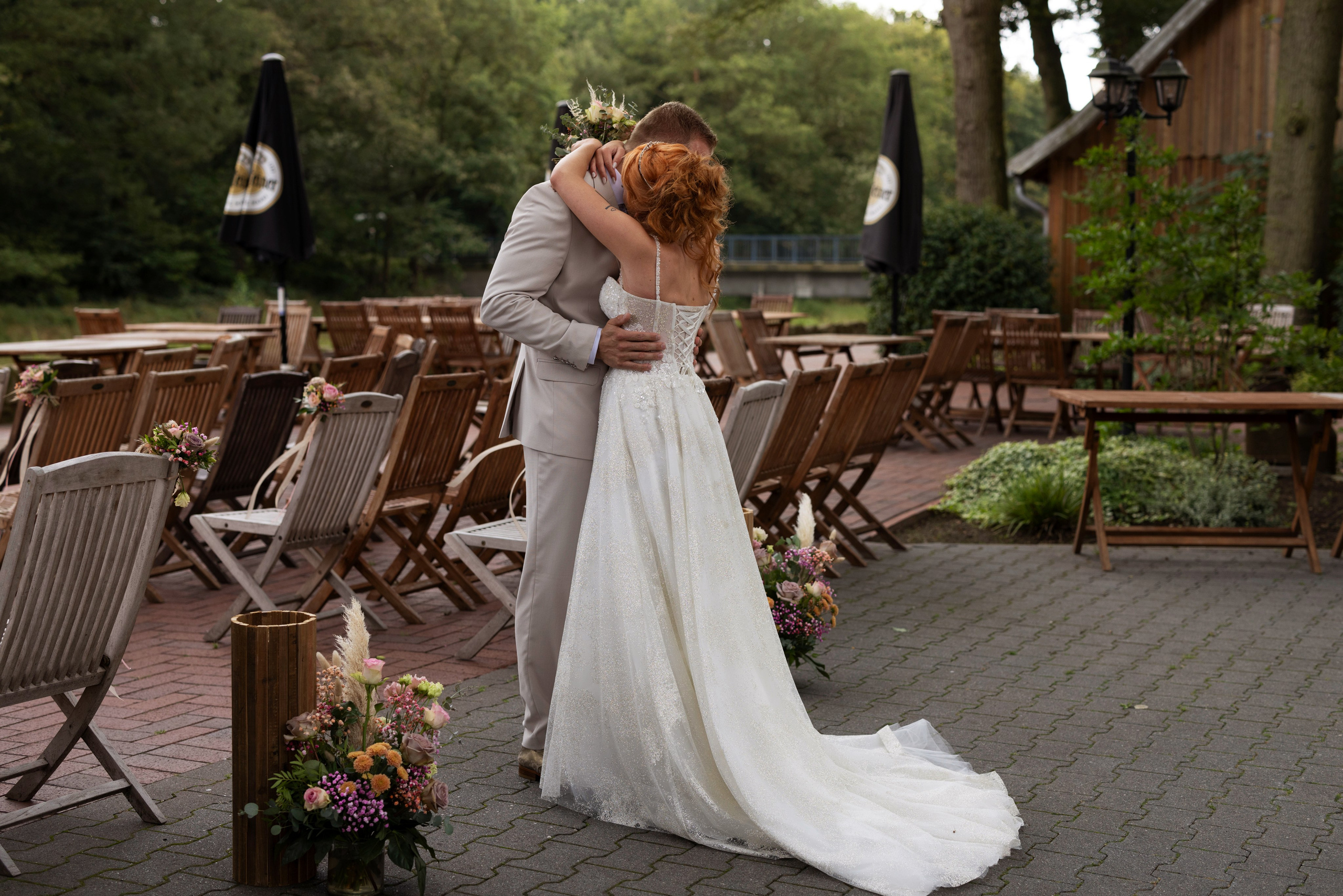 „Hochzeit unter freiem Himmel im Artland Kotten mit atemberaubendem Blick auf die Natur und den historischen Charme der Location.