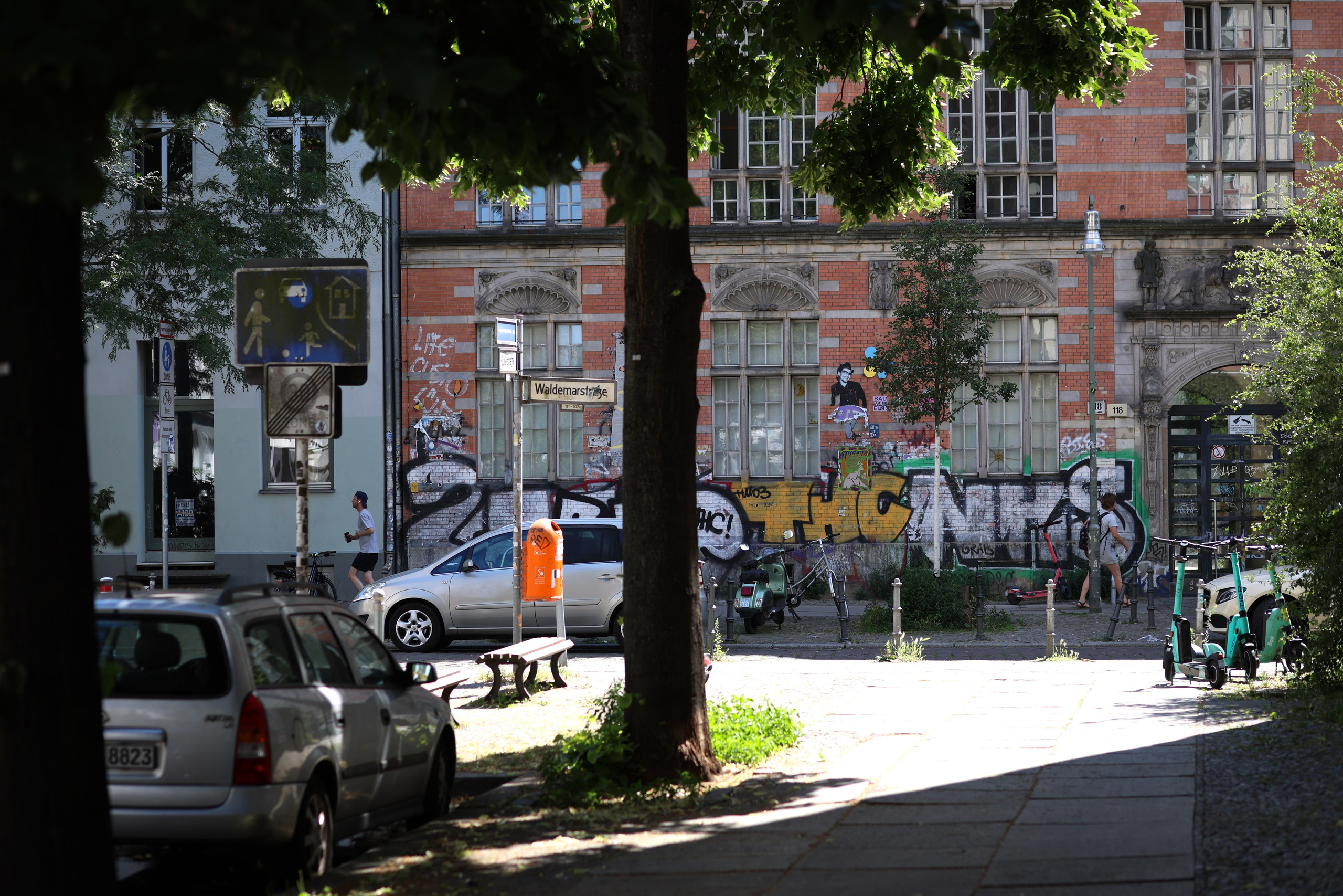 Berliner Mischung (in Farbe). BNW Around Photography