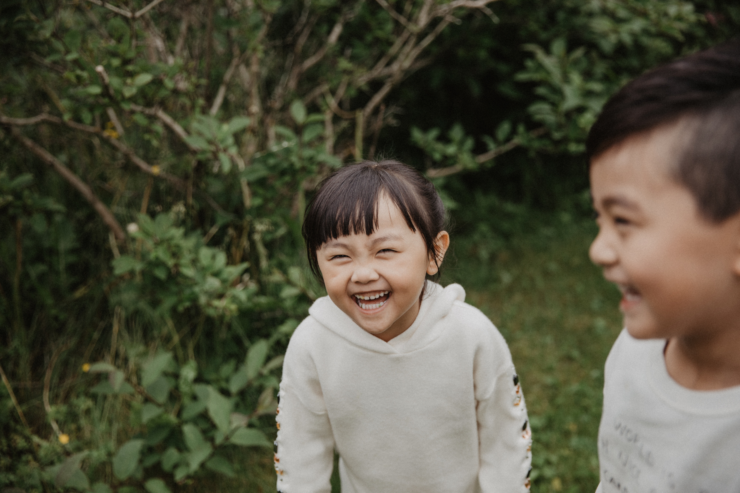 Family photoshoot at black sand beach in Iceland. Iceland elopement photographer & videographer