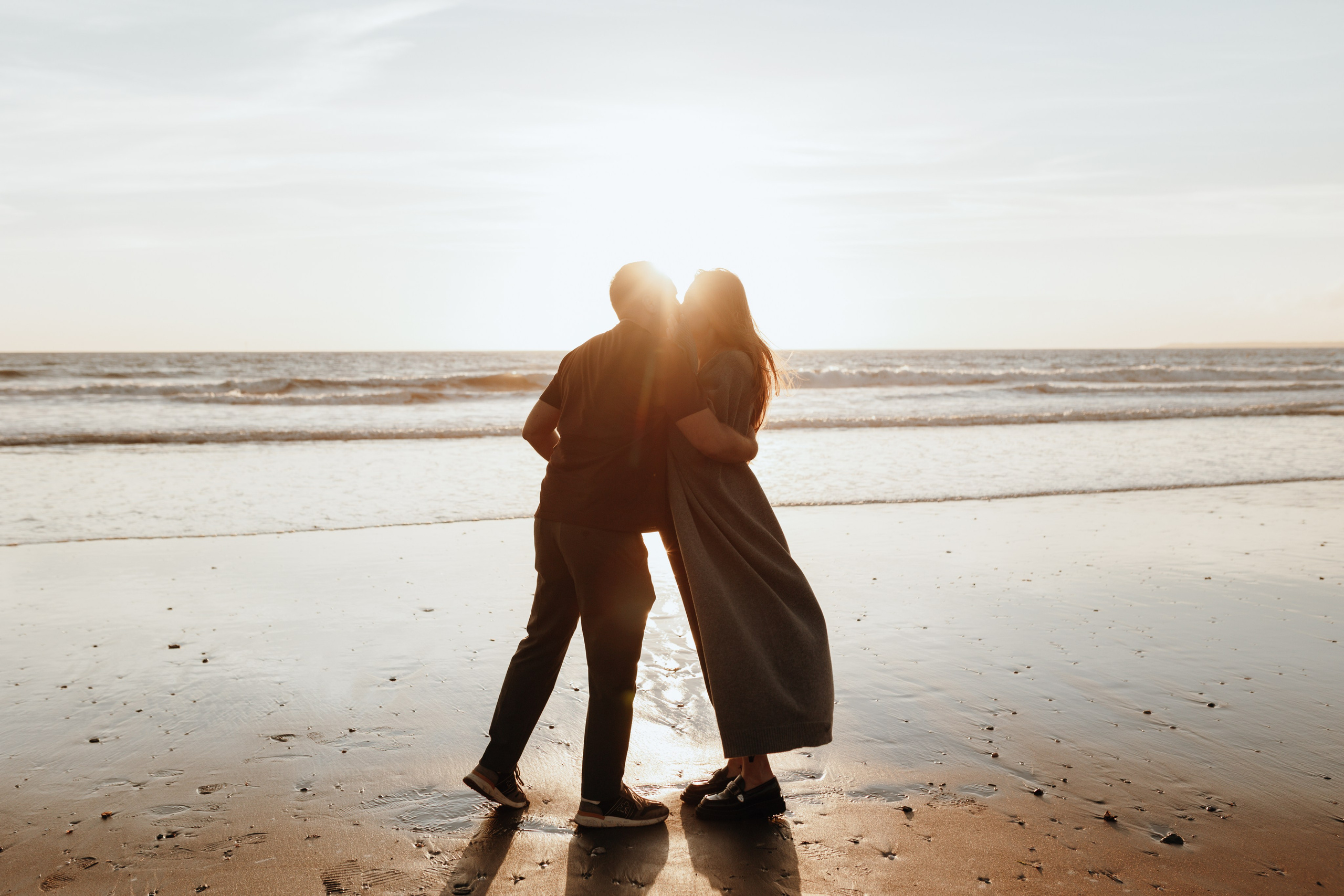 Sunset maternity photoshoot. Annah Louwagie — Lifestyle photographer for couples, families & brands | France & worldwide