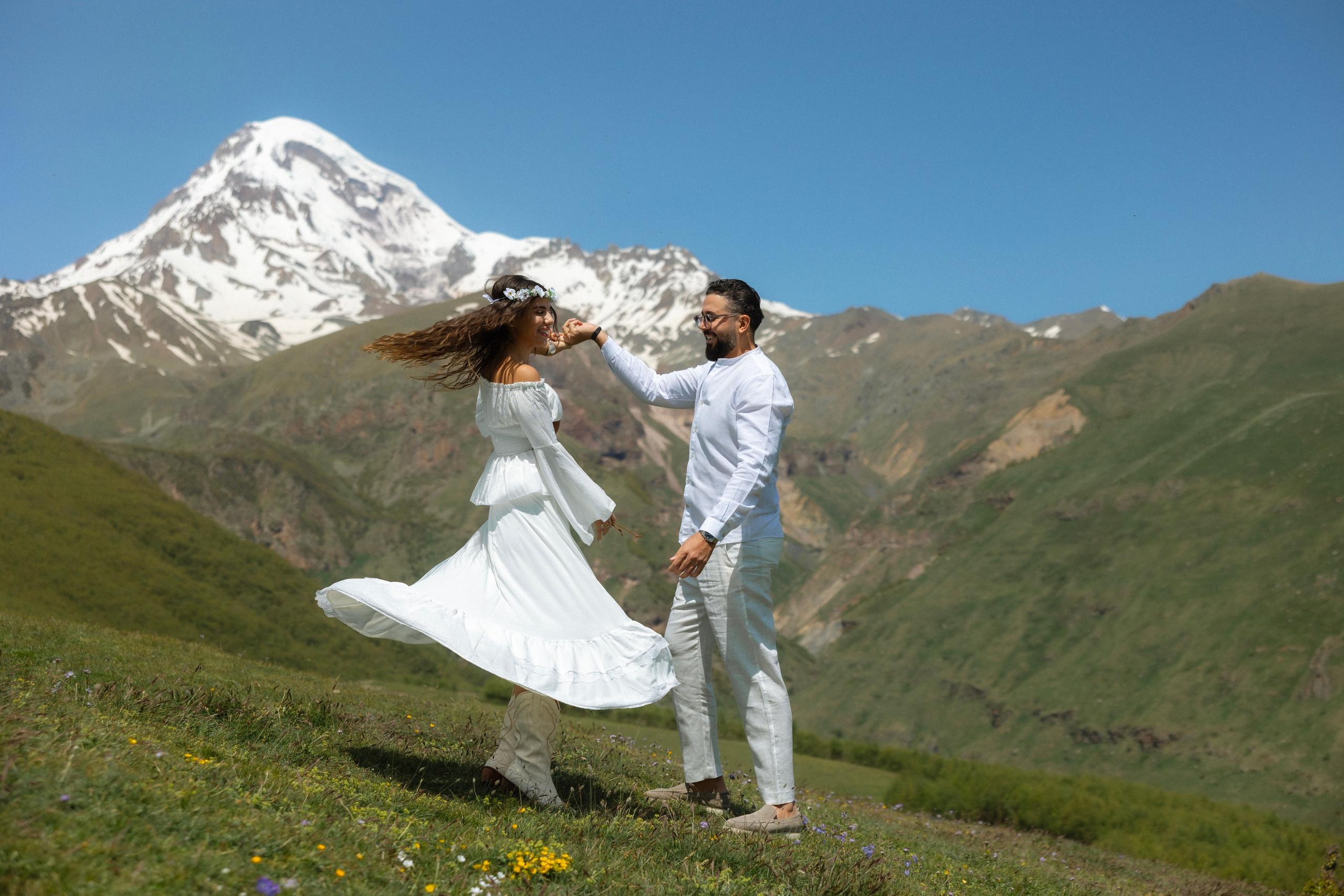 Love story in Kazbegi. Wedding photographer in Tbilisi Ioseb Mamniashvili