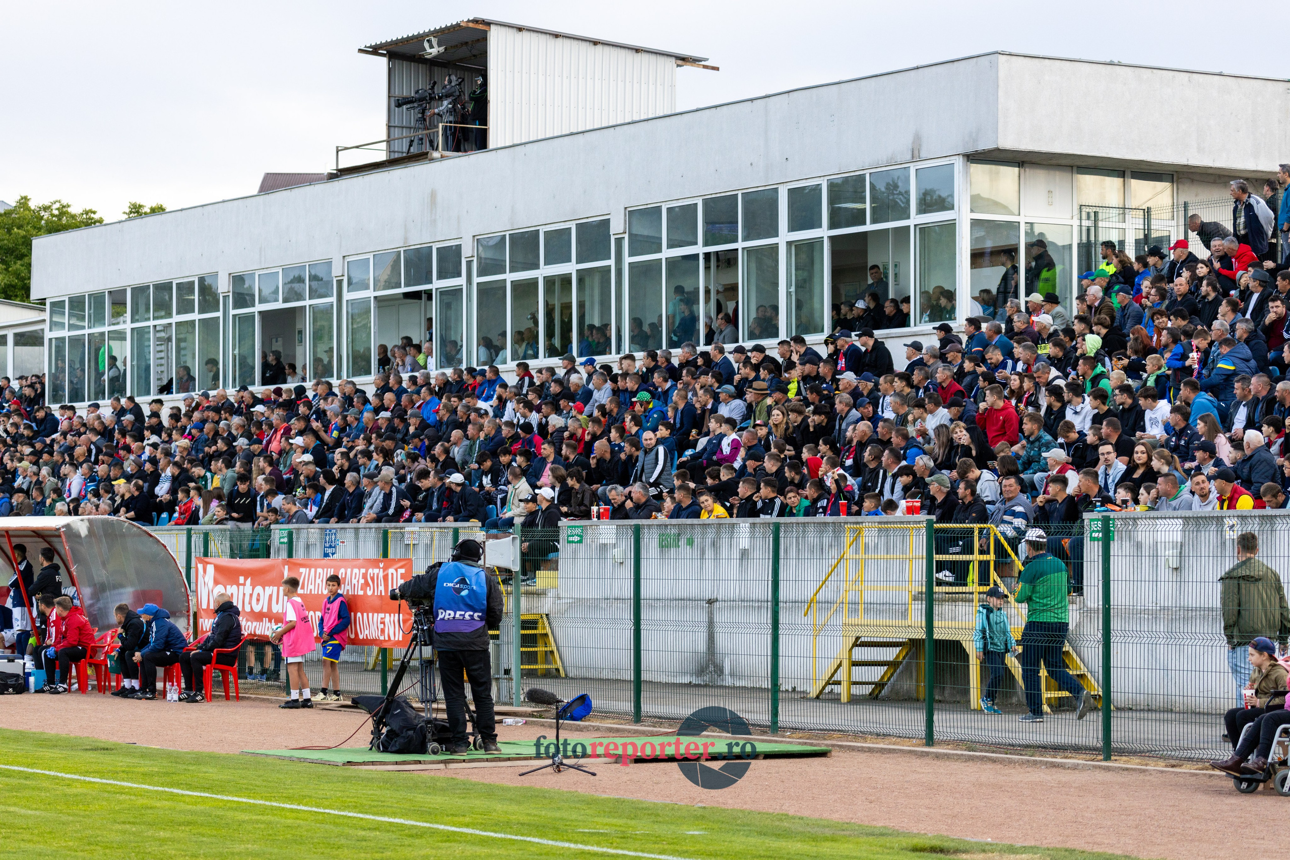 Galerie Foto: FC Botoșani vs. CS Mioveni - Pe 17 mai 2024, am fost martorii unei partide incredibile între FC Botoșani și CS Mioveni, în prima manșă a barajului pentru evitarea retrogradării. În fața unui stadion plin de emoție și speranță, echipa noastră a obținut o victorie importantă, cu un gol marcat de Aldair în minutul 93. 💪 *FC Botoșani 1-0 CS Mioveni*⚽️ Urmăriți momentele cheie ale meciului și bucuria suporterilor în această galerie foto! Pregătiți-vă pentru meciul de retur de pe 24 mai, când vom lupta din nou pentru a rămâne în prima ligă.#FCBotoșani #CSMioveni #BarajRetrogradare #ForzaBotoșani 