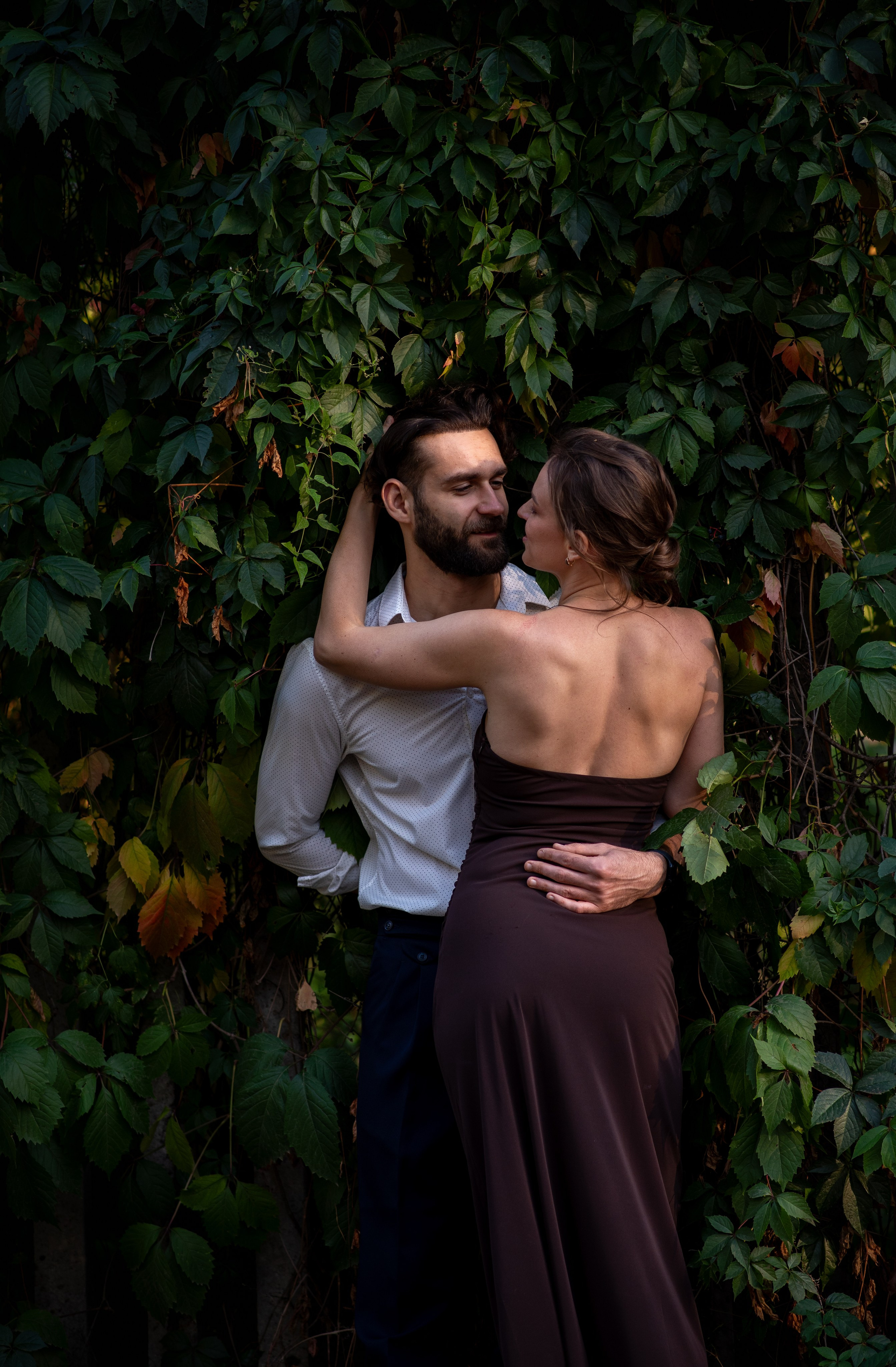 Портрет влюблённой пары в листве, естественные эмоции, фотосессия пары в Анталии