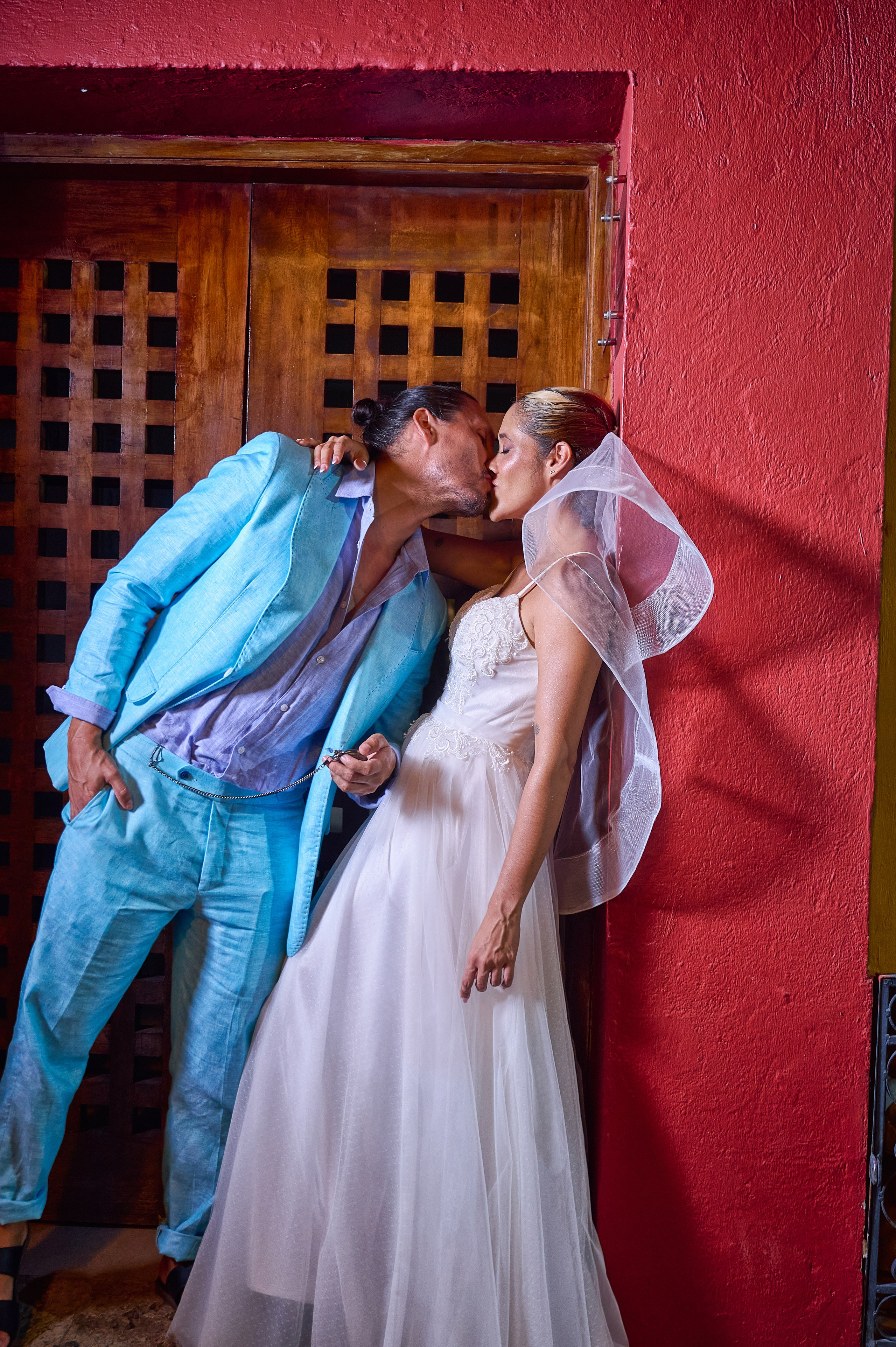 Trash the Dress en Cartagena. Wedding Photography & Videography by ZZ Hendrick | Capturing Your Love Story in Colombia & USA