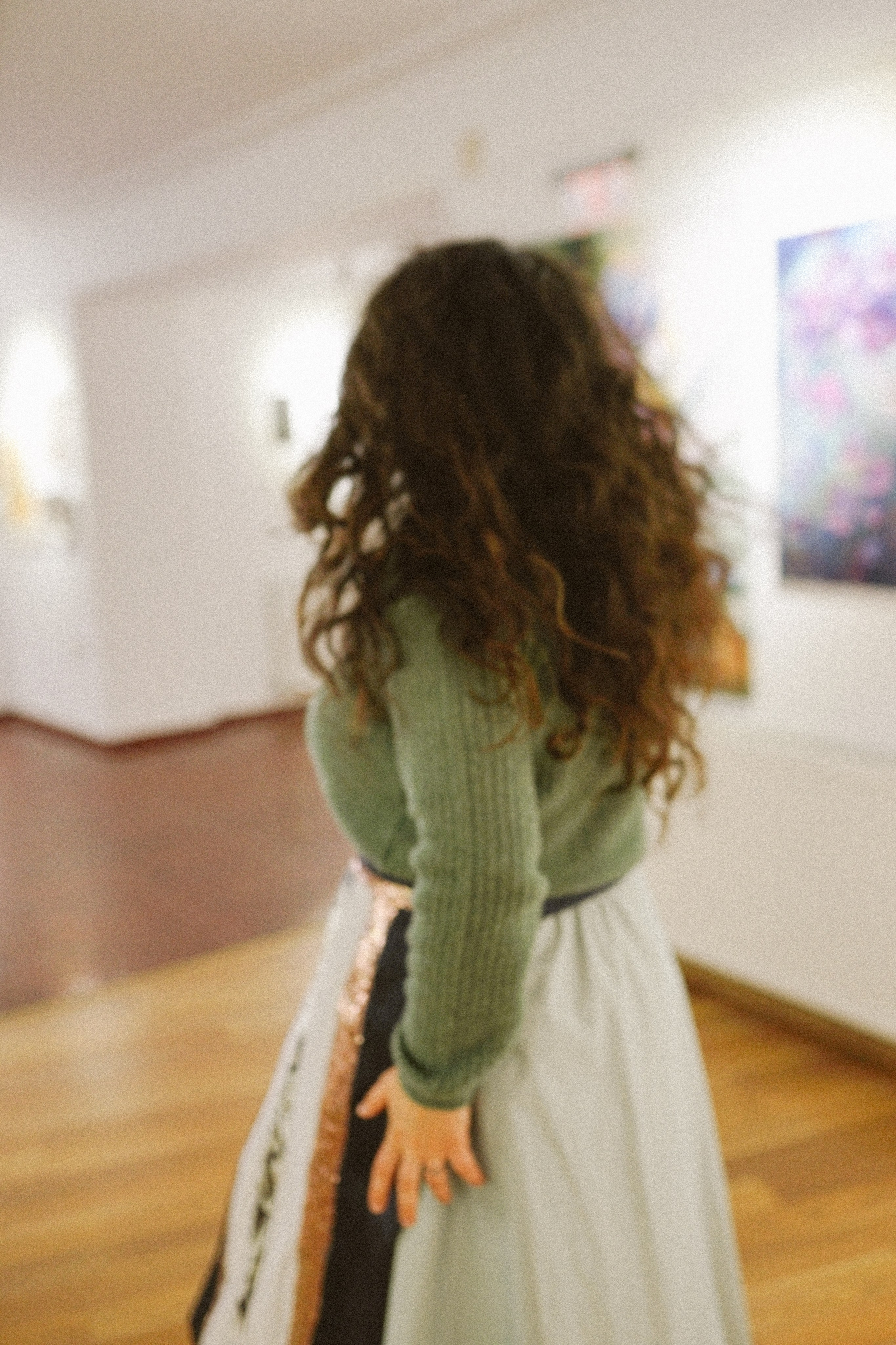 Expoziție Foto Maternitate Brașov | Mădălina Beda. Madalina Beda- Artist vizual, fotograf, doula la nastere, consultant babywearing Brasov si in toata tara