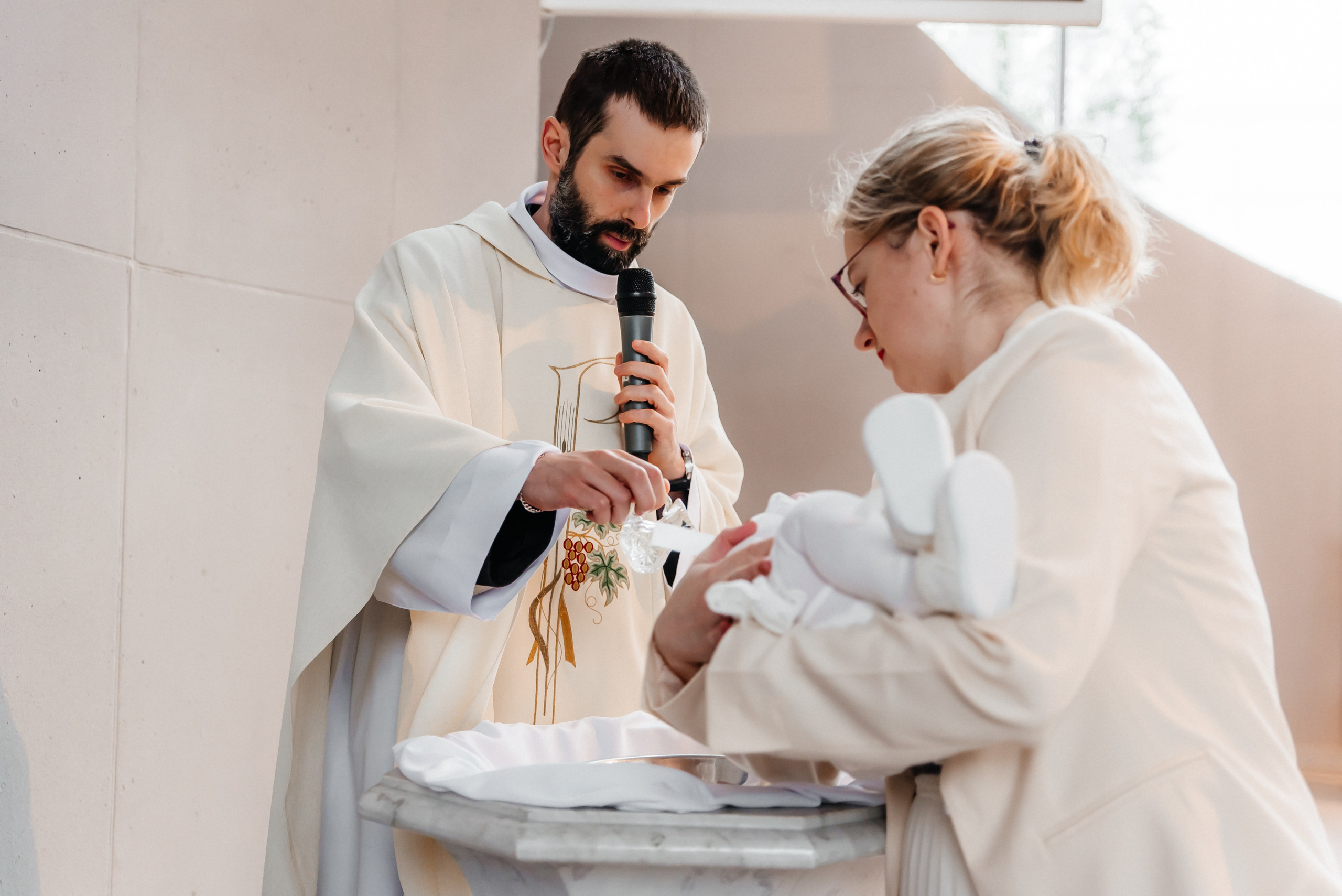 Chrzest Maja. Eugene Save – Fotograf Ślubny i Rodzinny | Warszawa i Cała Polska