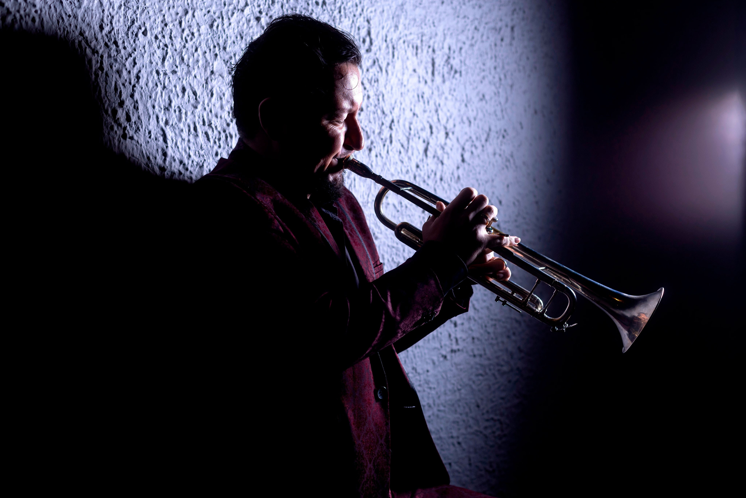 Fotógrafo de retratos fotógrafo de estilo de vida fotografía de locación fotografía de estudio sesión de fotos marca personal. Fotografía profesional para su evento en Caldas por SERFOTOGRAFÍA