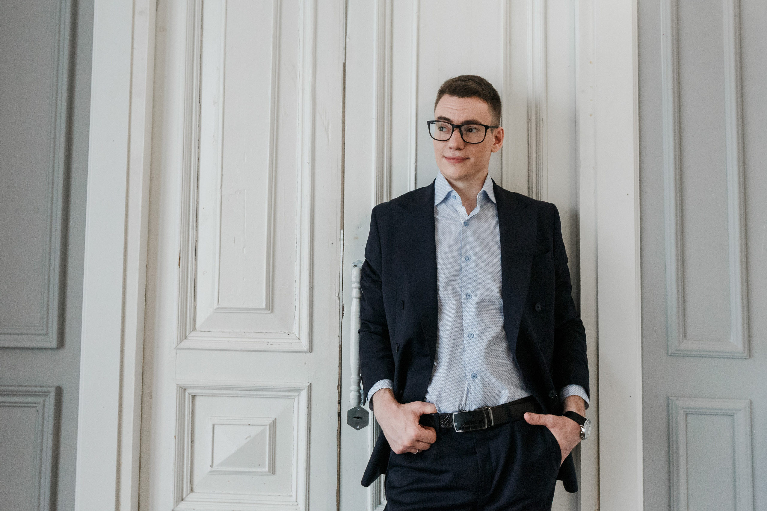 Fotógrafo profesional de retrato de negocios masculino en Valencia