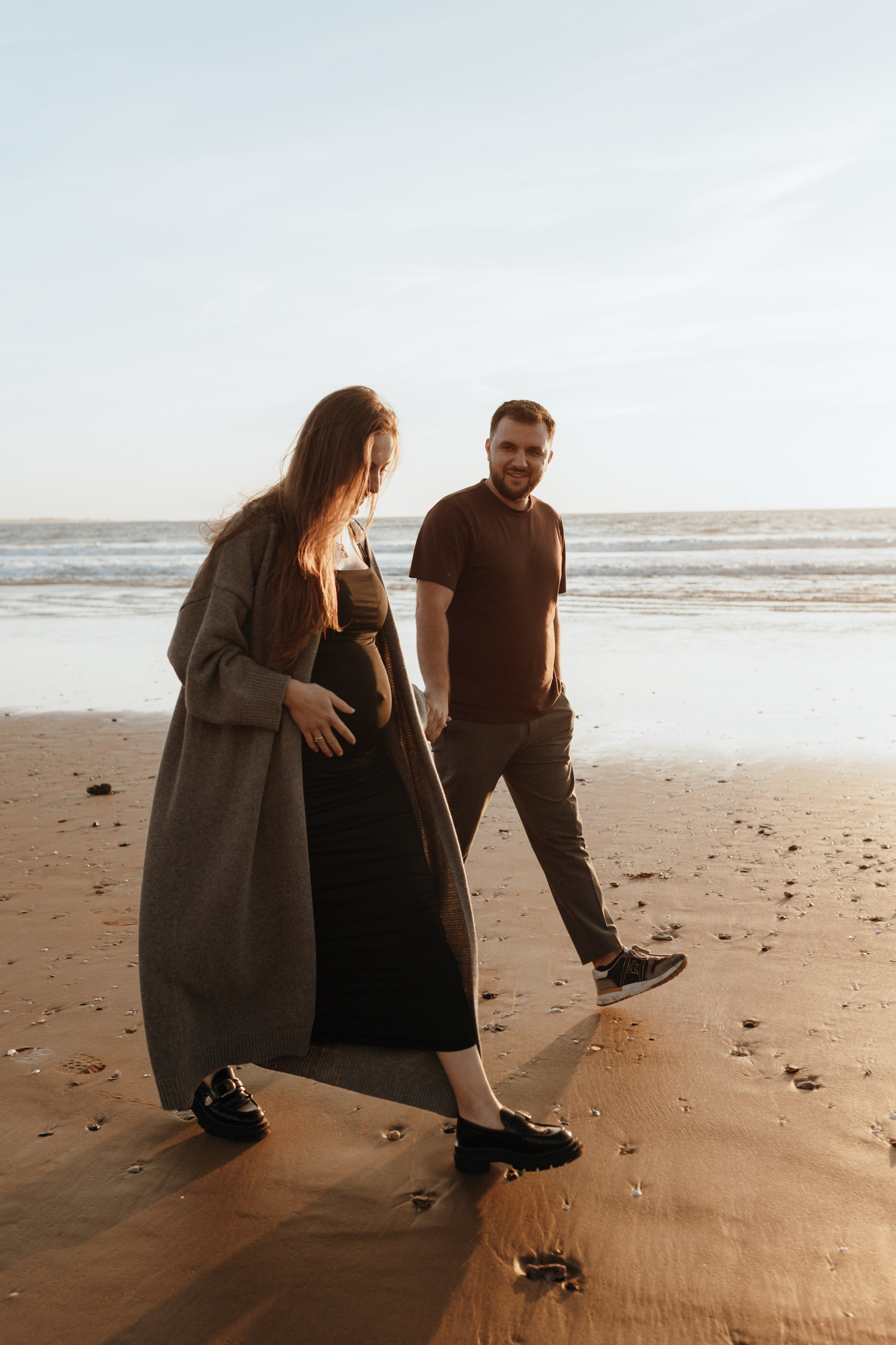 Sunset maternity photoshoot. Annah Louwagie — Lifestyle photographer for couples, families & brands | France & worldwide