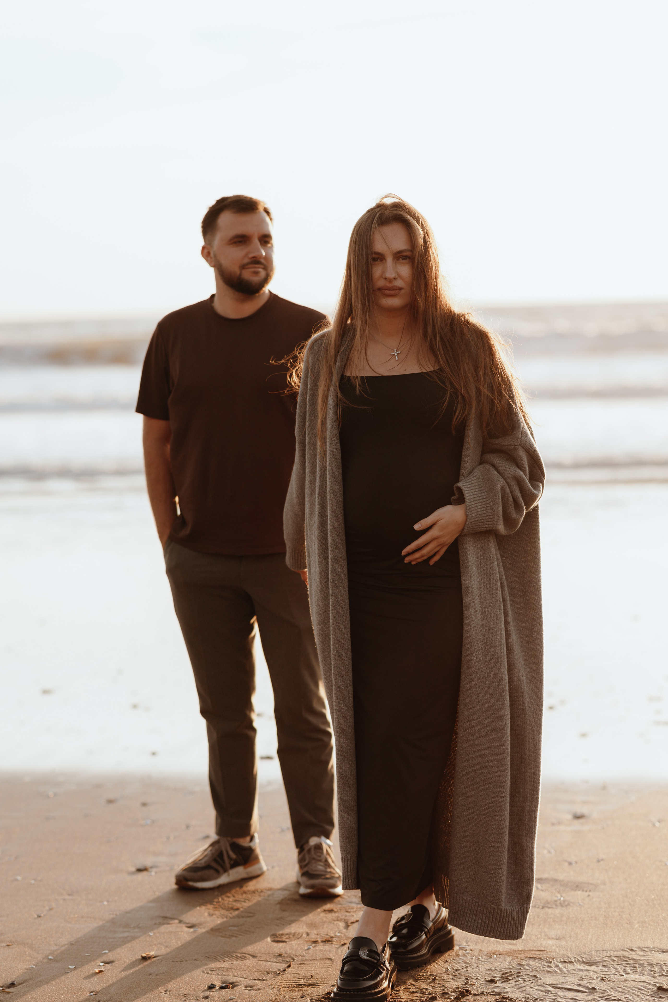 Sunset maternity photoshoot. Annah Louwagie — Lifestyle photographer for couples, families & brands | France & worldwide