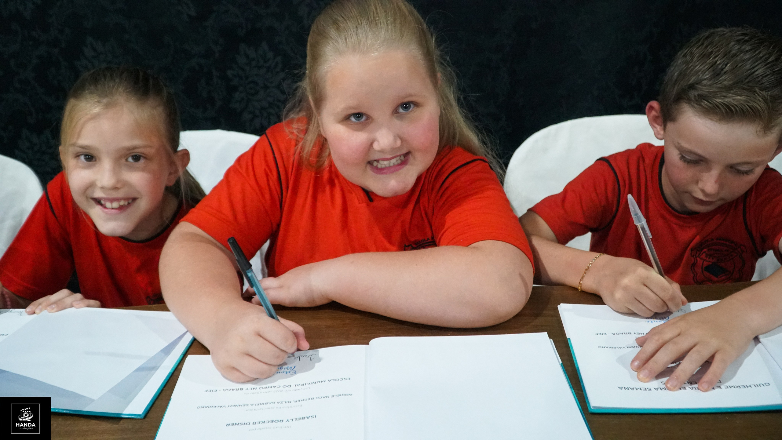 Noite autógrafos colégio Aurélio Buarque de Holanda. Handa Produções