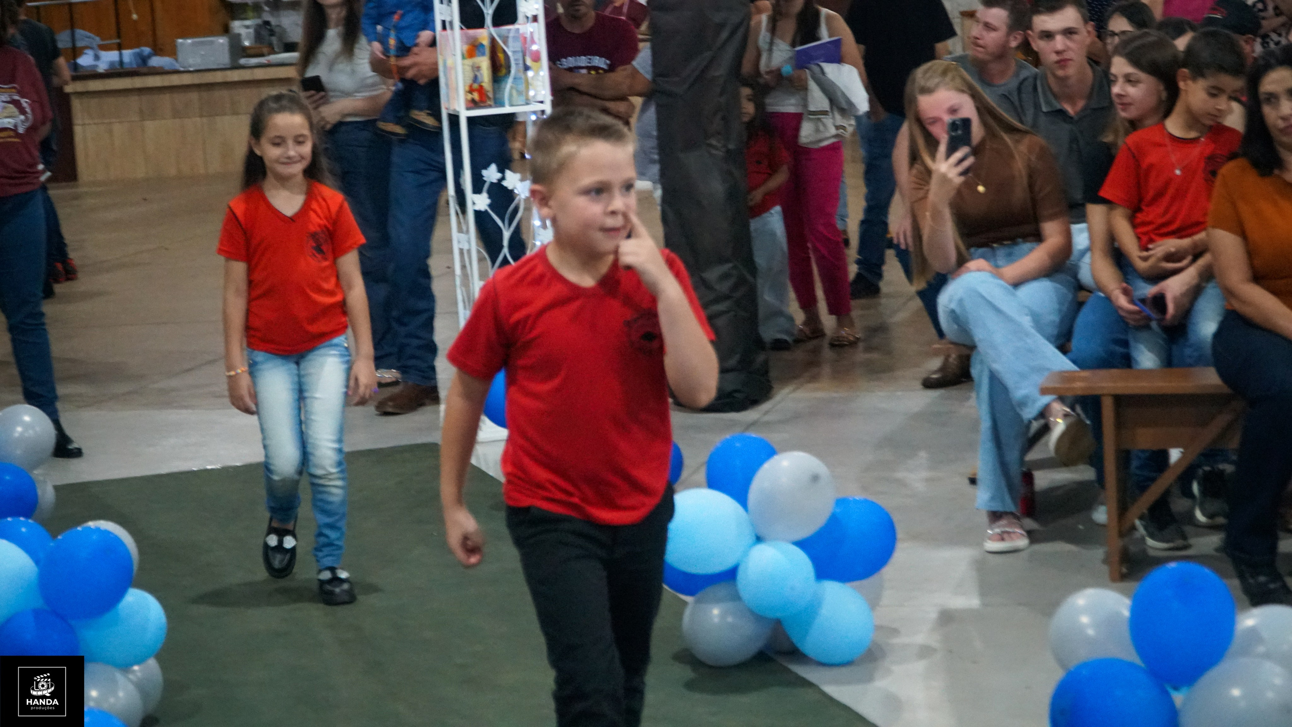 Noite autógrafos colégio Aurélio Buarque de Holanda. Handa Produções