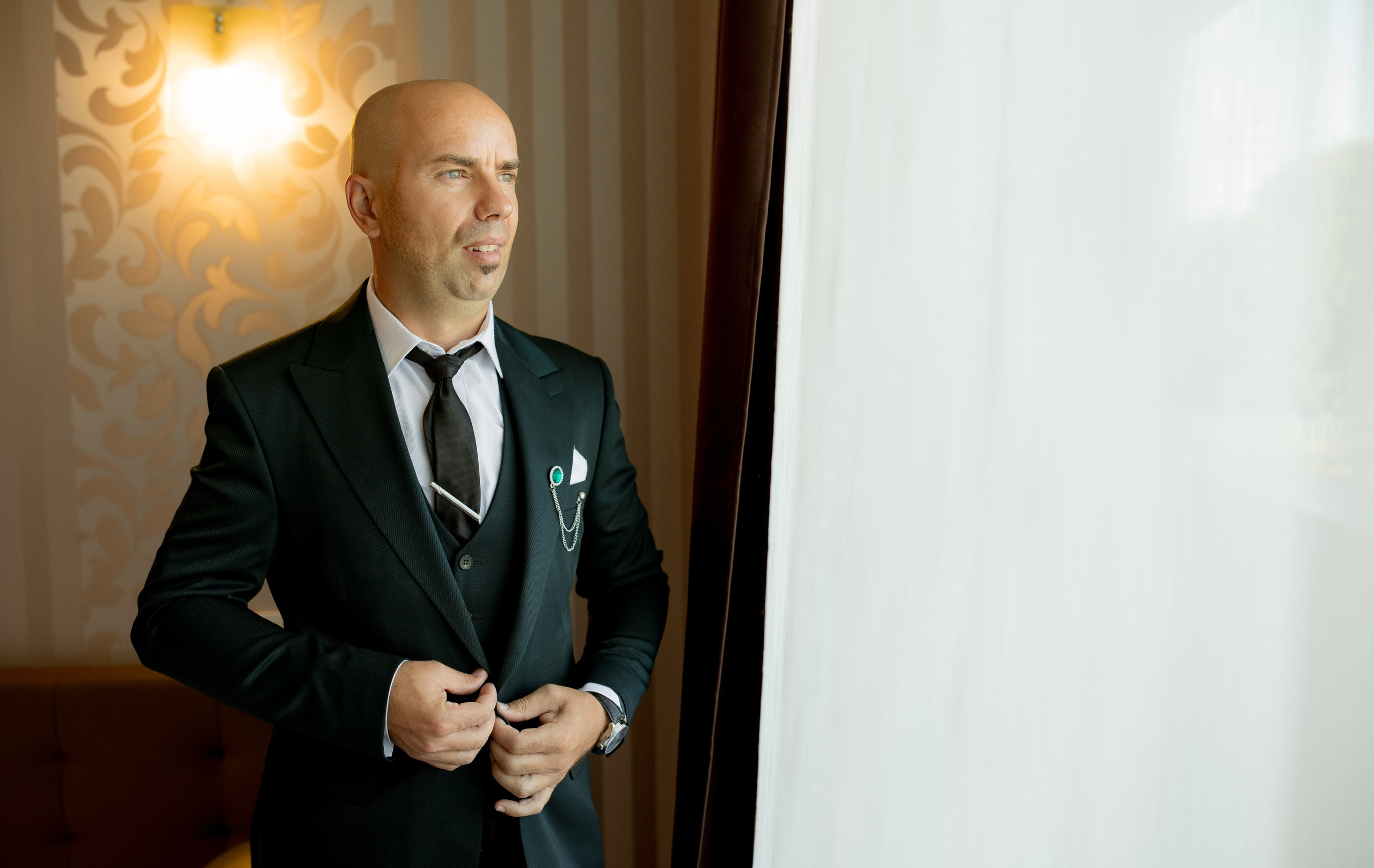 Portret al mirelui langa fereastra – atmosfera eleganta