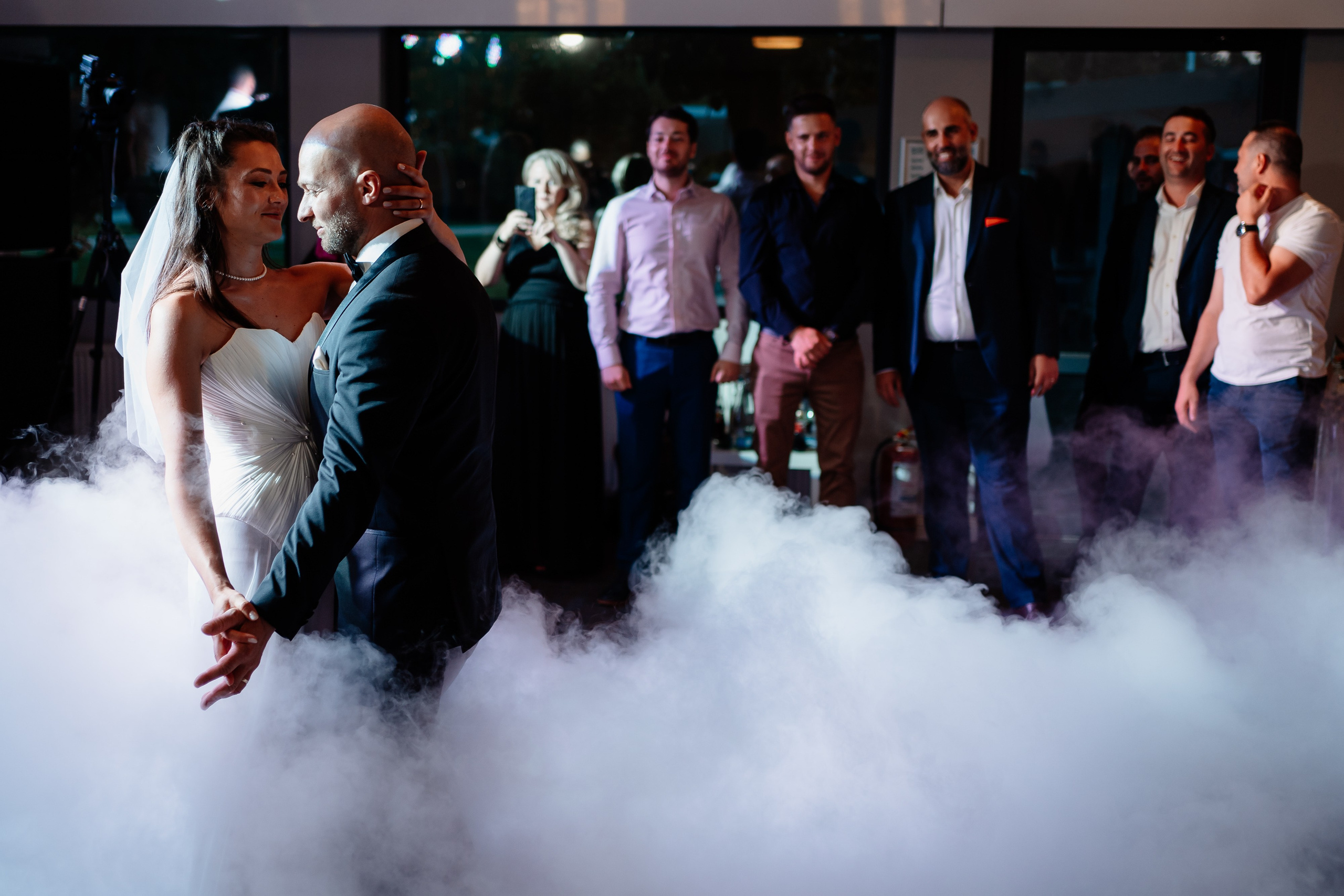 Moment emoționant între miri în ziua nunții, surprins într-un cadru natural și romantic, la Bokka Buftea. Fotografie de nuntă profesională, editată artistic pentru a evidenția emoția și eleganța evenimentului.