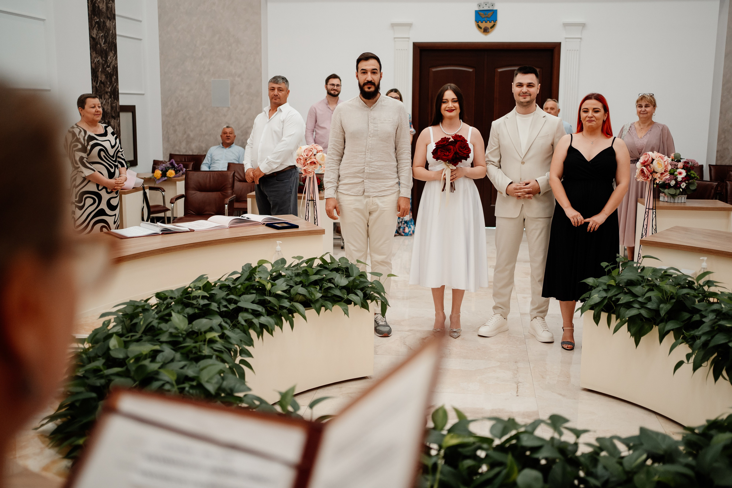Miri fericiți în fața oficiului stării civile din Ilfov, celebrând începutul unei noi vieți împreună. Fotografie de cununie civilă, capturând naturalețea și bucuria momentului special.