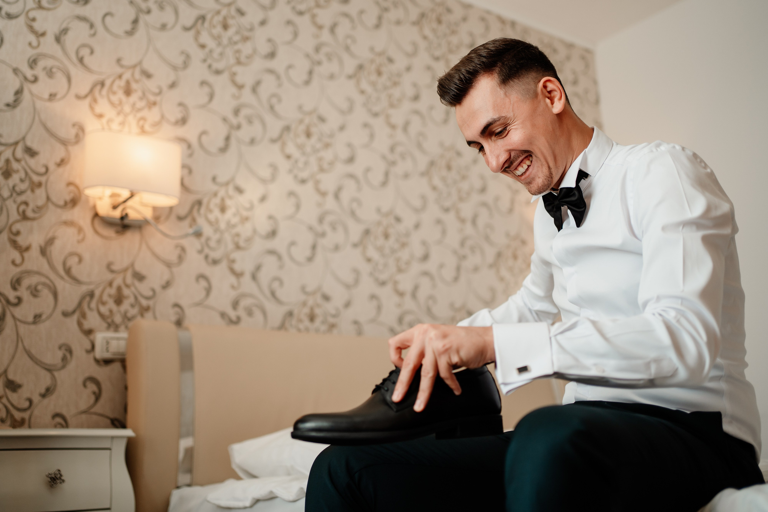 Moment emoționant între miri în ziua nunții, surprins într-un cadru natural și romantic, la Drobeta Turnu Severin. Fotografie de nuntă profesională, editată artistic pentru a evidenția emoția și eleganța evenimentului.