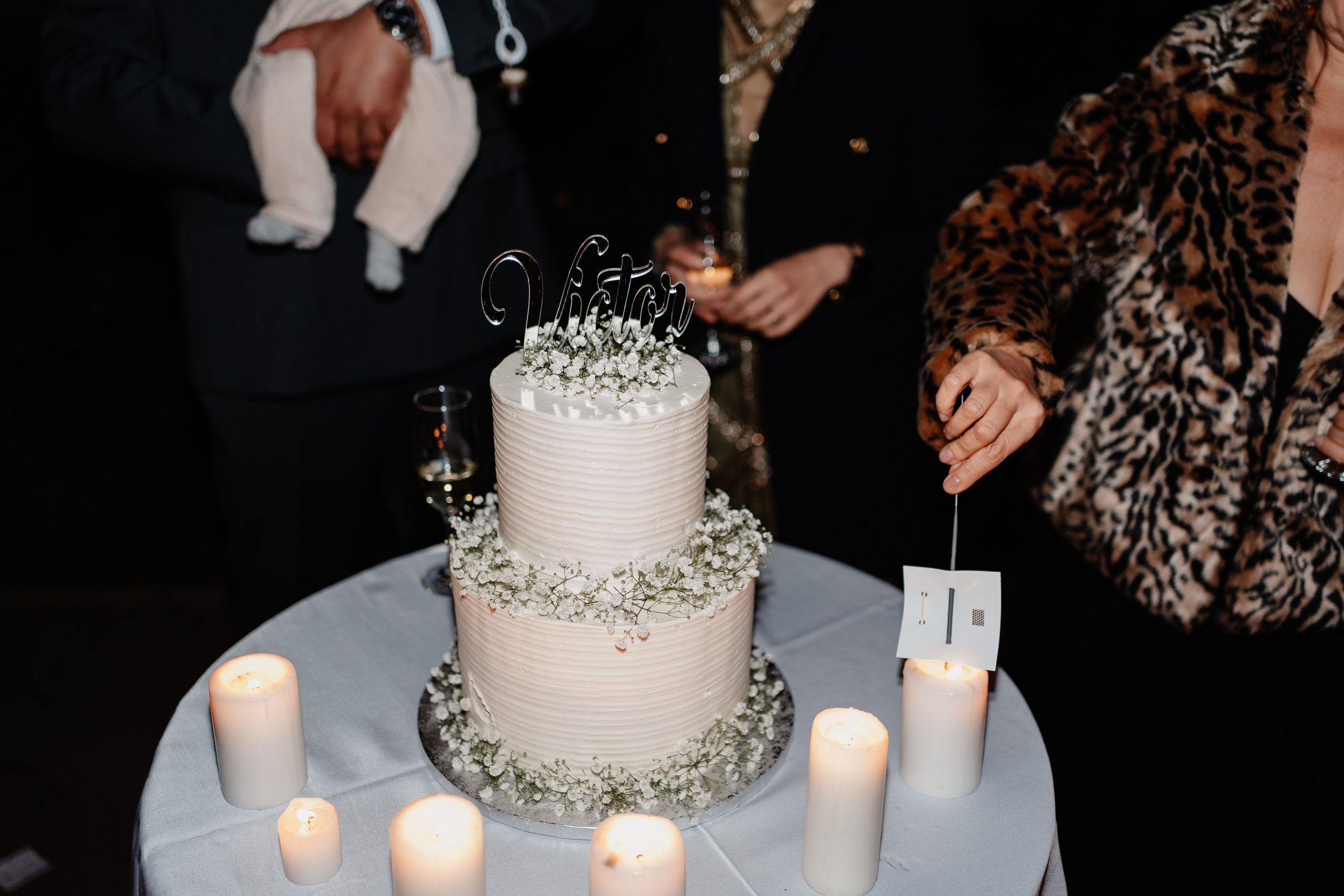 Instantaneu plin de tandrețe dintre părinți și bebeluș în ziua botezului, realizat în Craiova. Fotografie profesională de botez, capturând emoțiile autentice ale familiei într-un decor luminos și cald