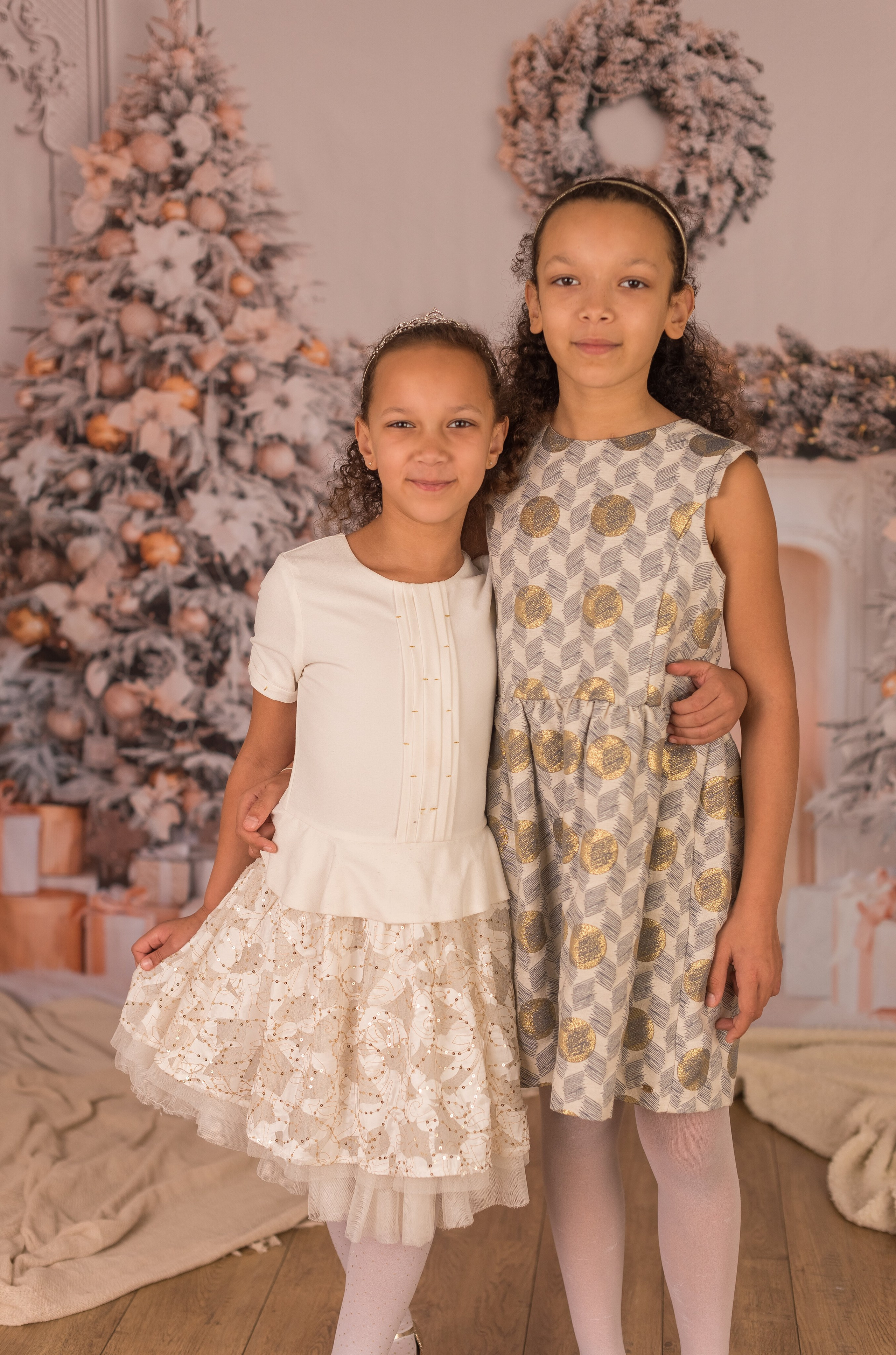 Exemples séance photo Noël - Déco salon blanc. Maria Pinaton - photographe à Douai, Lille, Bondues, Nord - grossesse, nouveau né, famille, mariage, portrait, enfant, couple
