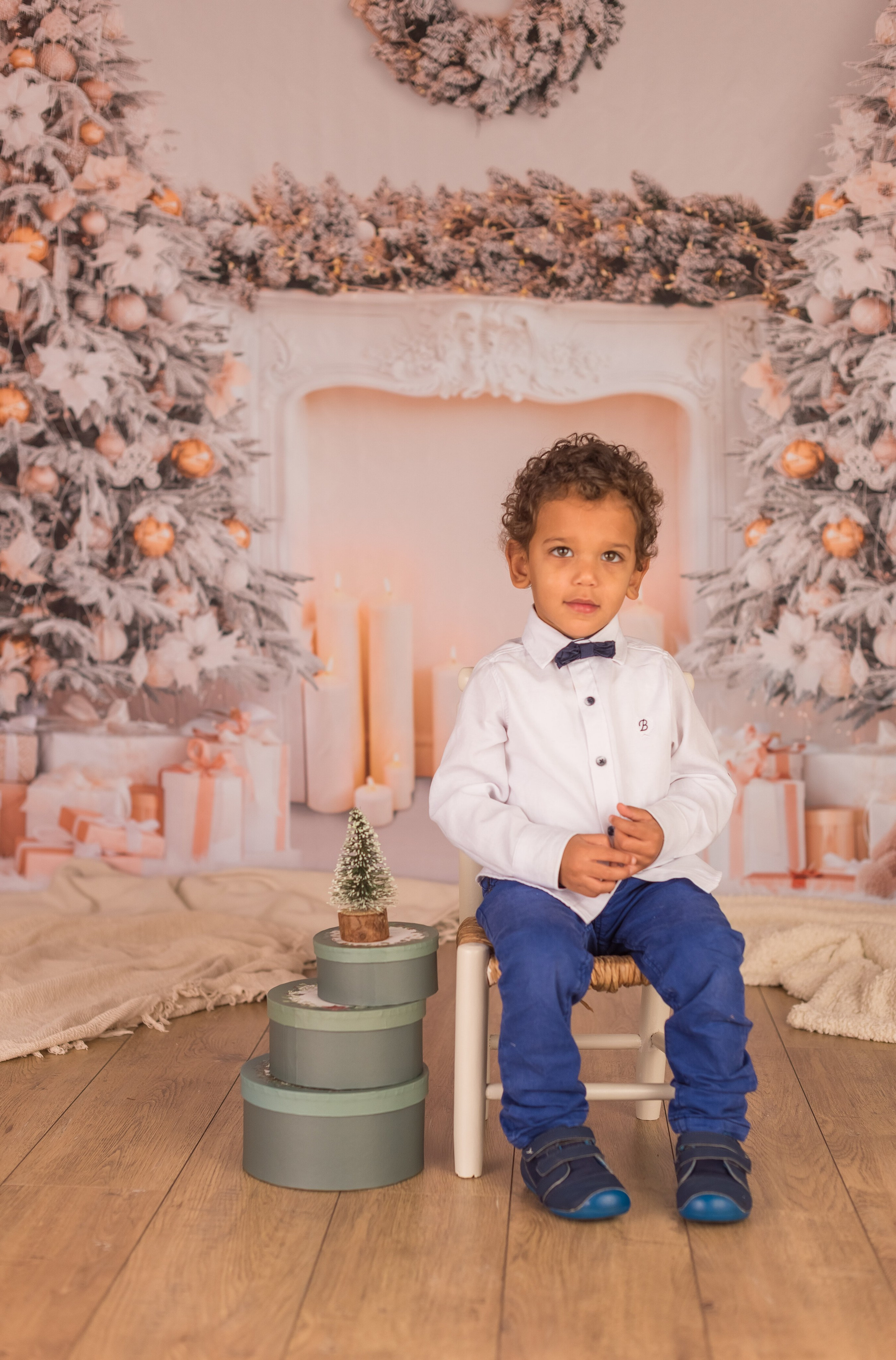 Exemples séance photo Noël - Déco salon blanc. Maria Pinaton - photographe à Douai, Lille, Bondues, Nord - grossesse, nouveau né, famille, mariage, portrait, enfant, couple