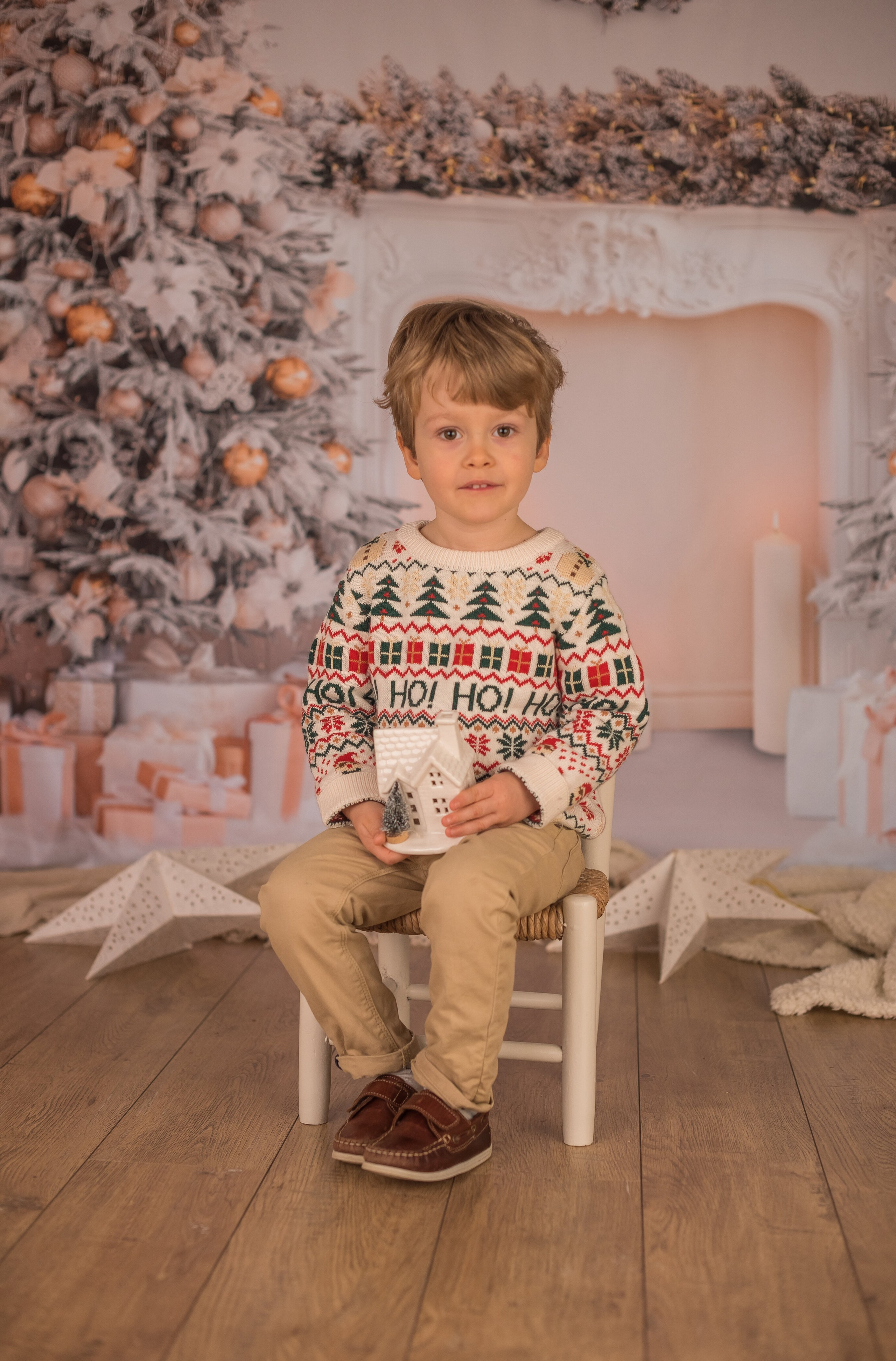 Exemples séance photo Noël - Déco salon blanc. Maria Pinaton - photographe à Douai, Lille, Bondues, Nord - grossesse, nouveau né, famille, mariage, portrait, enfant, couple