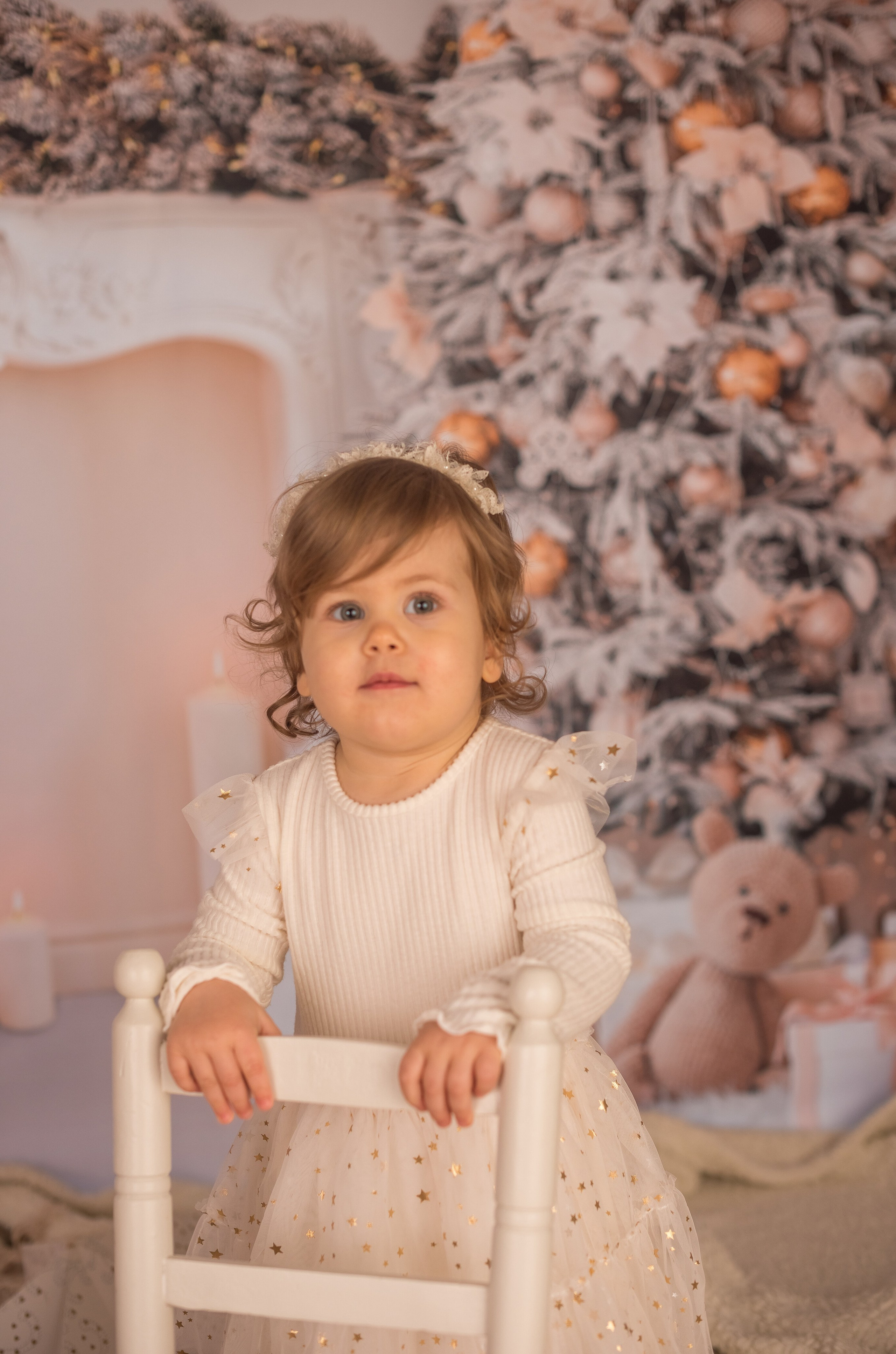 Exemples séance photo Noël - Déco salon blanc. Maria Pinaton - photographe à Douai, Lille, Bondues, Nord - grossesse, nouveau né, famille, mariage, portrait, enfant, couple