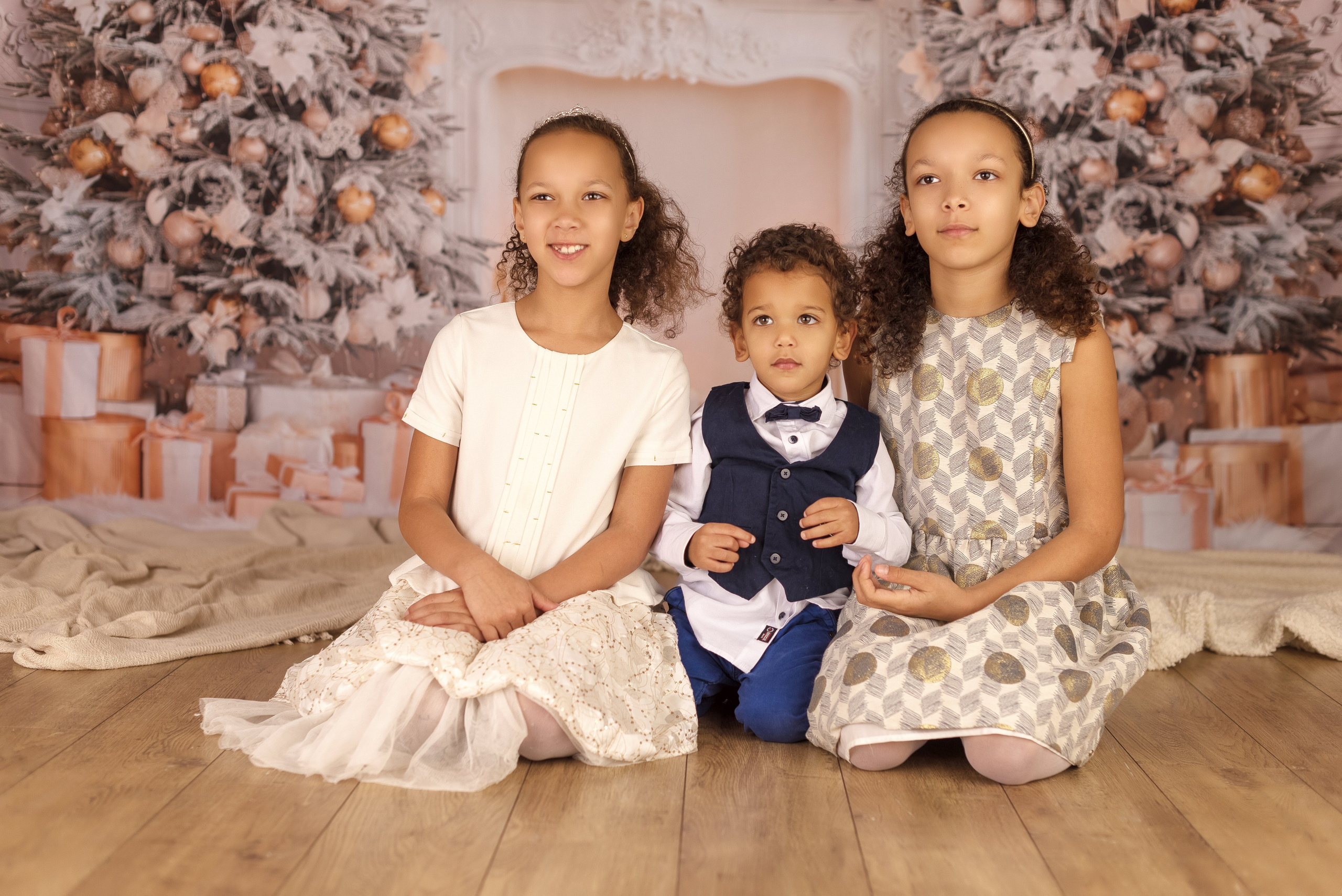 Exemples séance photo Noël - Déco salon blanc. Maria Pinaton - photographe à Douai, Lille, Bondues, Nord - grossesse, nouveau né, famille, mariage, portrait, enfant, couple