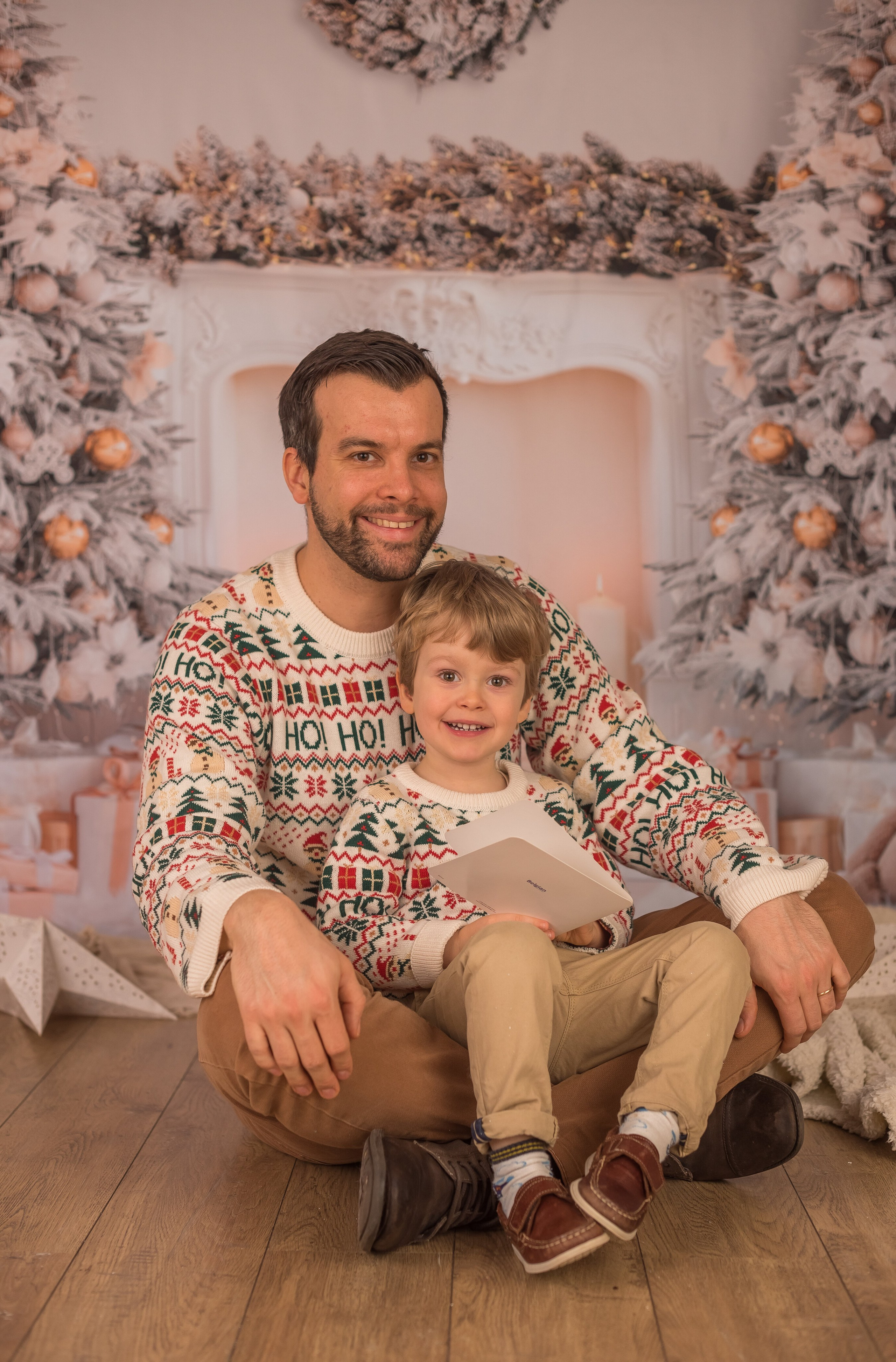 Exemples séance photo Noël - Déco salon blanc. Maria Pinaton - photographe à Douai, Lille, Bondues, Nord - grossesse, nouveau né, famille, mariage, portrait, enfant, couple