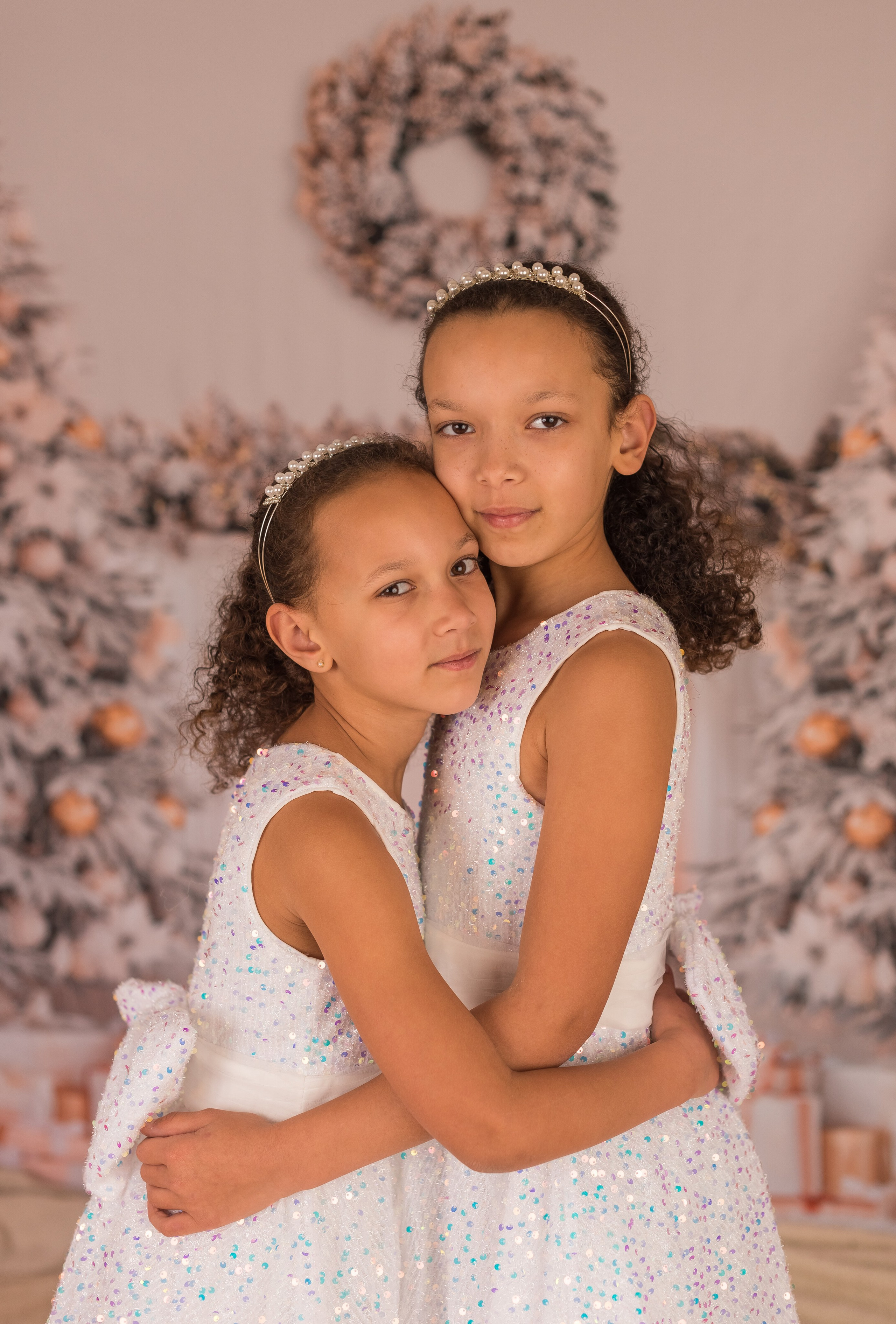Exemples séance photo Noël - Déco salon blanc. Maria Pinaton - photographe à Douai, Lille, Bondues, Nord - grossesse, nouveau né, famille, mariage, portrait, enfant, couple
