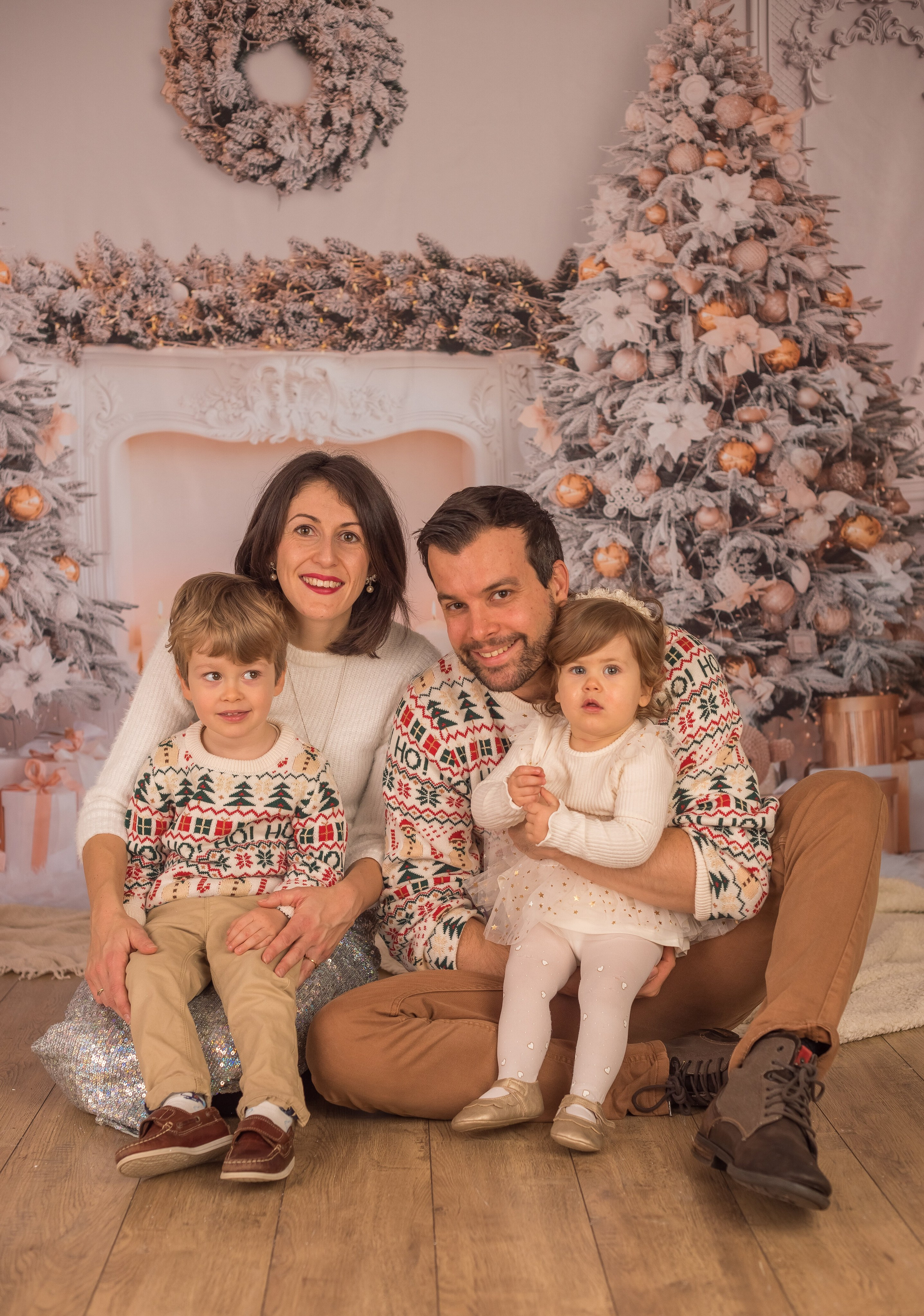 Exemples séance photo Noël - Déco salon blanc. Maria Pinaton - photographe à Douai, Lille, Bondues, Nord - grossesse, nouveau né, famille, mariage, portrait, enfant, couple