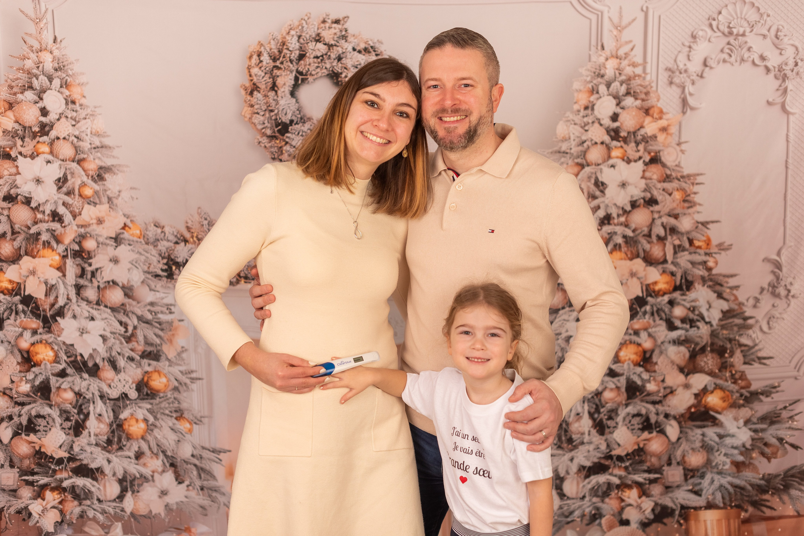 Exemples séance photo Noël - Déco salon blanc. Maria Pinaton - photographe à Douai, Lille, Bondues, Nord - grossesse, nouveau né, famille, mariage, portrait, enfant, couple