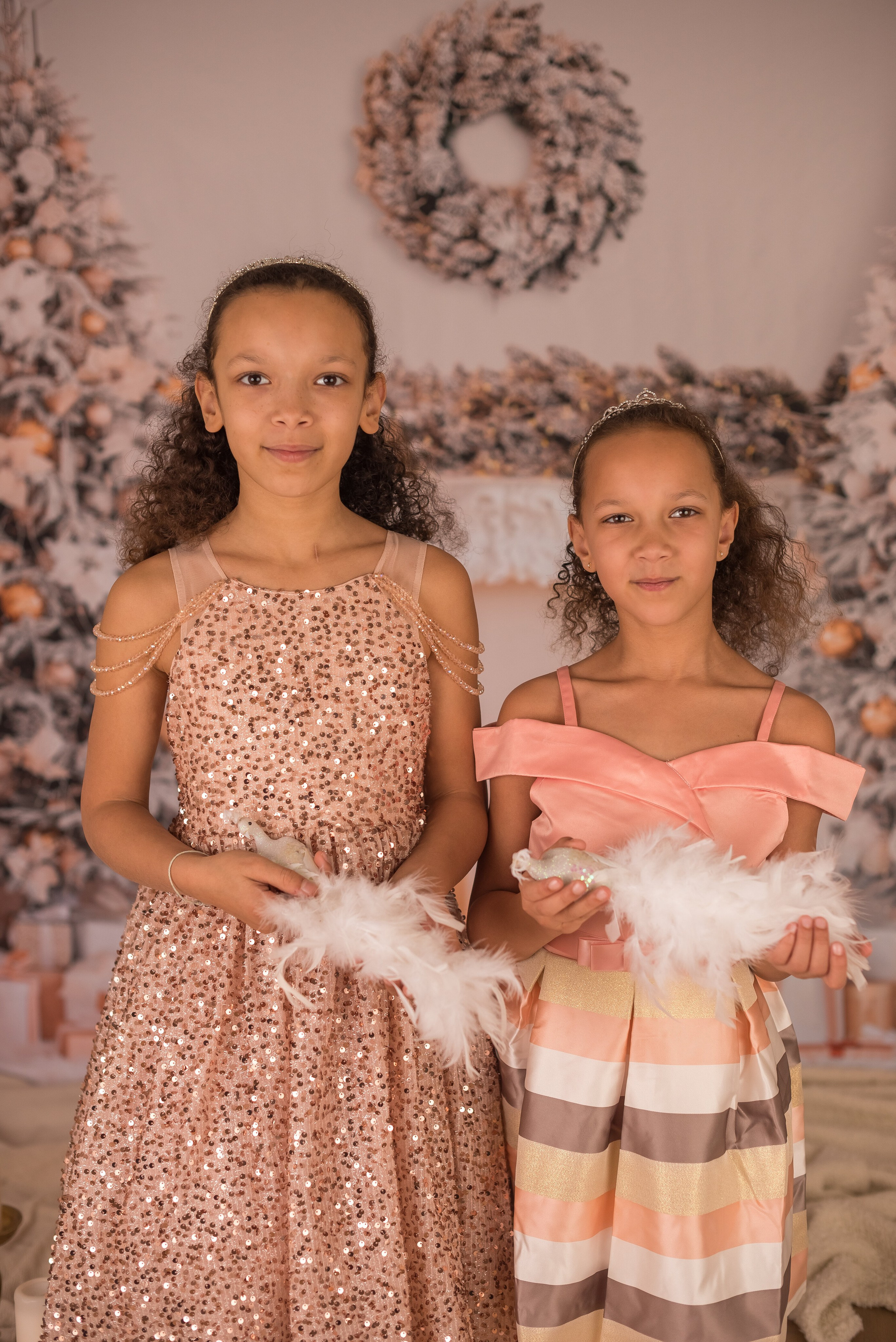 Exemples séance photo Noël - Déco salon blanc. Maria Pinaton - photographe à Douai, Lille, Bondues, Nord - grossesse, nouveau né, famille, mariage, portrait, enfant, couple