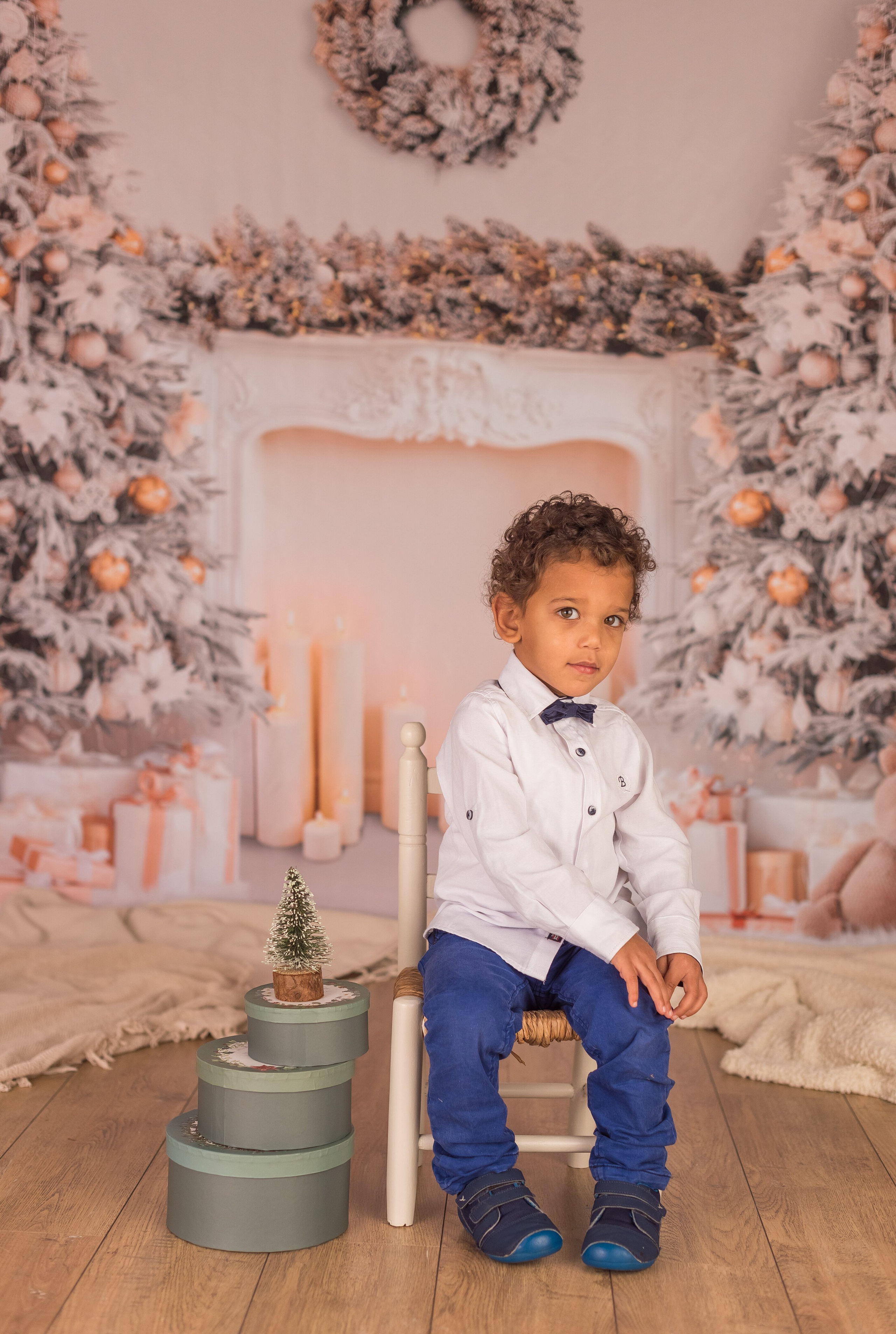Exemples séance photo Noël - Déco salon blanc. Maria Pinaton - photographe à Douai, Lille, Bondues, Nord - grossesse, nouveau né, famille, mariage, portrait, enfant, couple