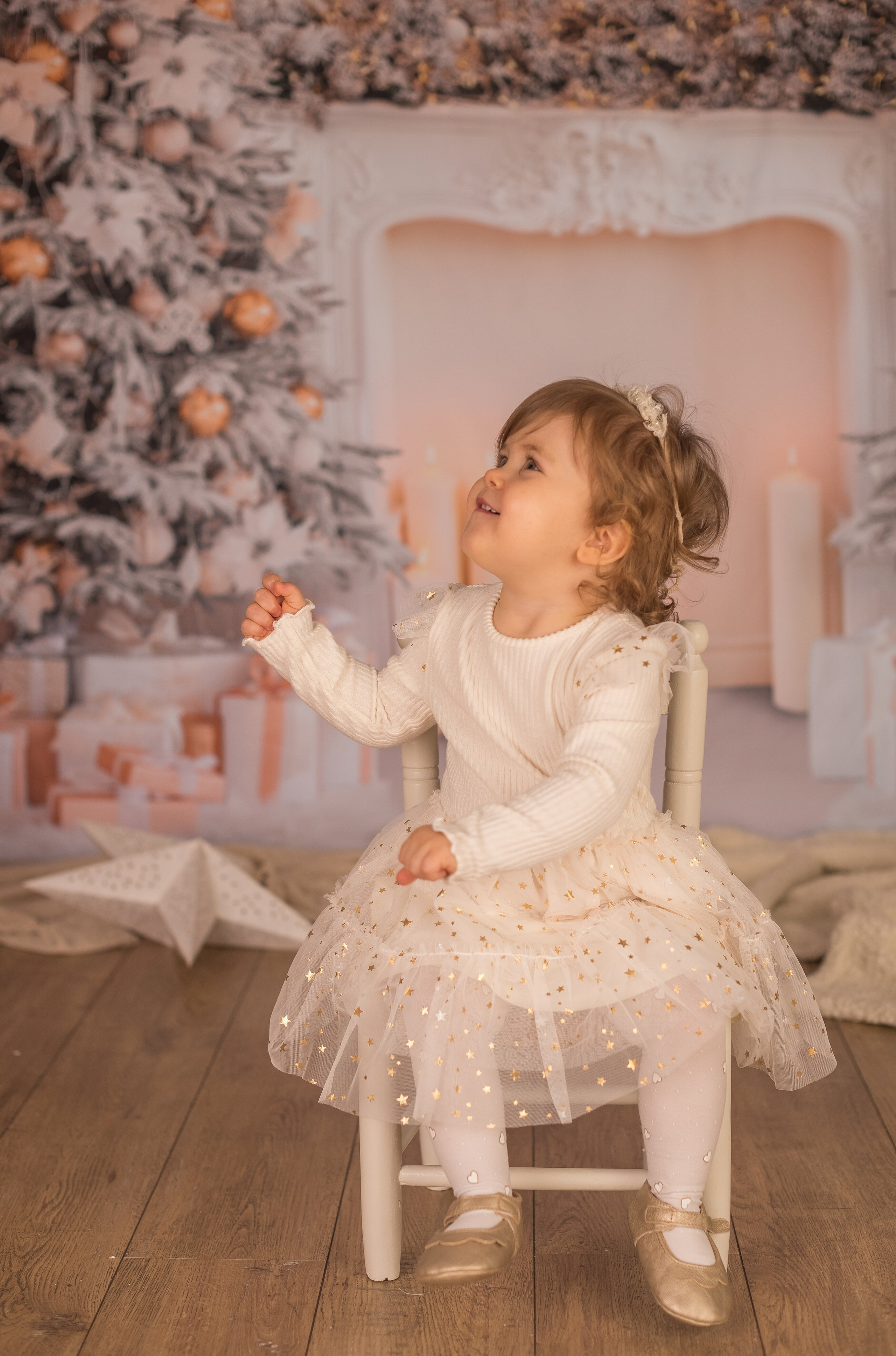 Exemples séance photo Noël - Déco salon blanc. Maria Pinaton - photographe à Douai, Lille, Bondues, Nord - grossesse, nouveau né, famille, mariage, portrait, enfant, couple