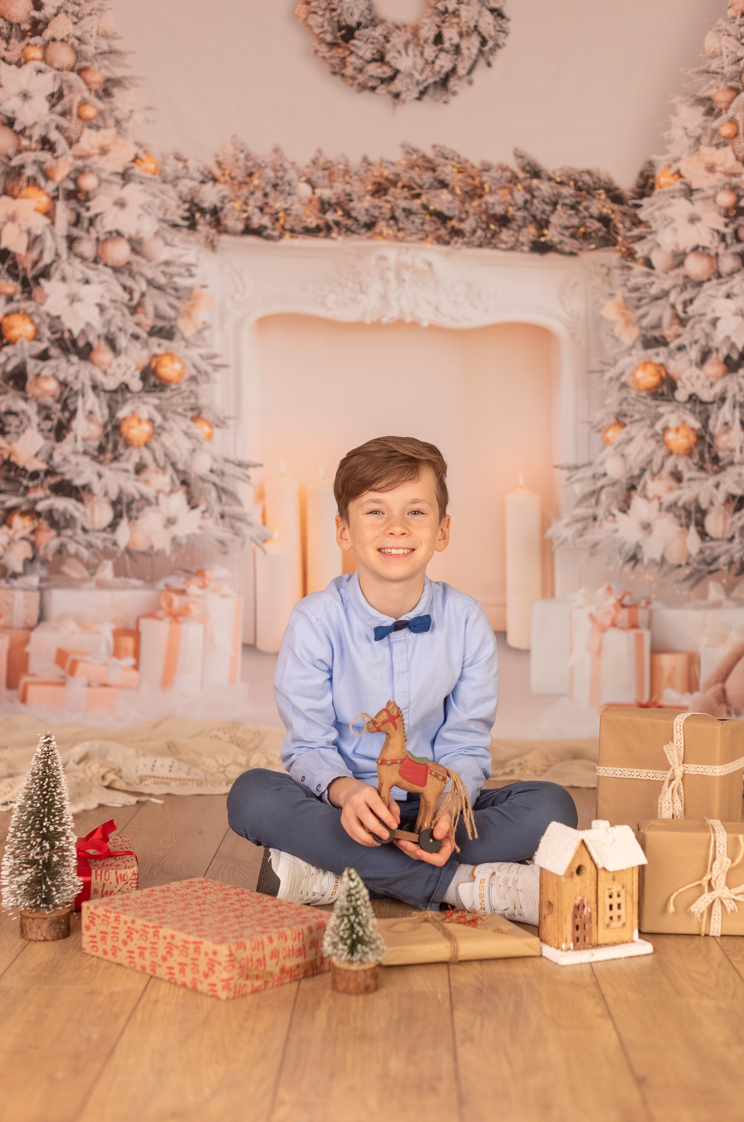 Exemples séance photo Noël - Déco salon blanc. Maria Pinaton - photographe à Douai, Lille, Bondues, Nord - grossesse, nouveau né, famille, mariage, portrait, enfant, couple
